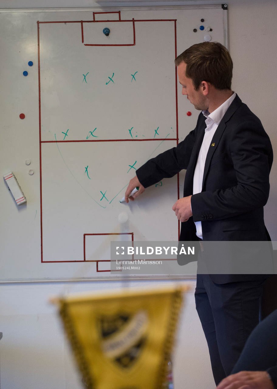 IFK Hässleholms tränare Jonas Jönsson vid taktiktavlan i