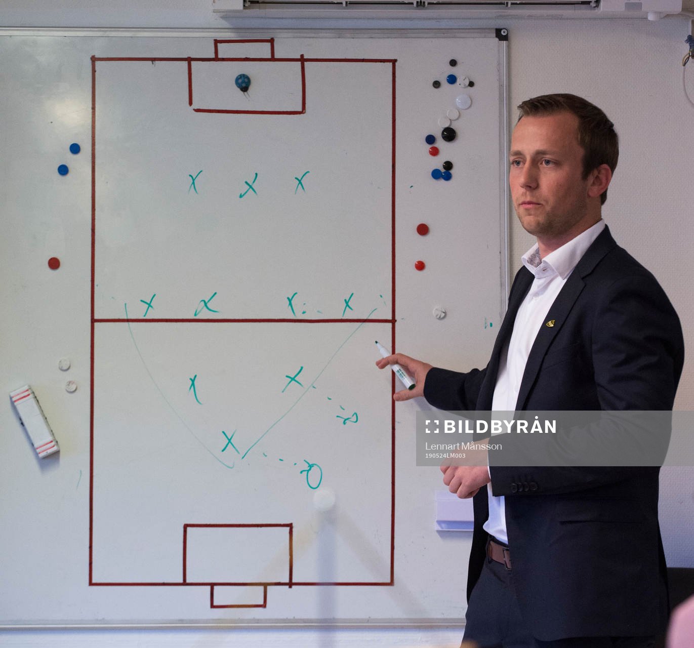 IFK Hässleholms tränare Jonas Jönsson vid taktiktavlan i