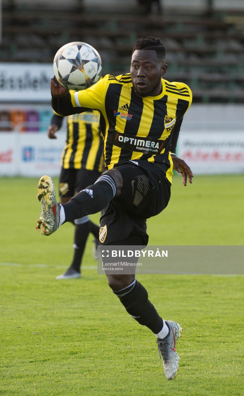 IFK Hässleholms Mike Andrew i matchen i division 2 mellan