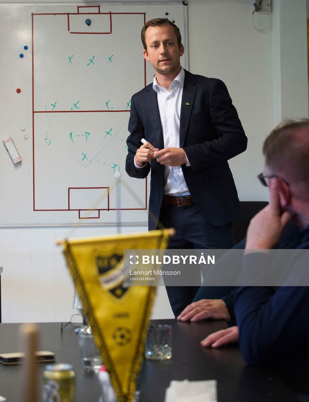 IFK Hässleholms tränare Jonas Jönsson vid taktiktavlan i