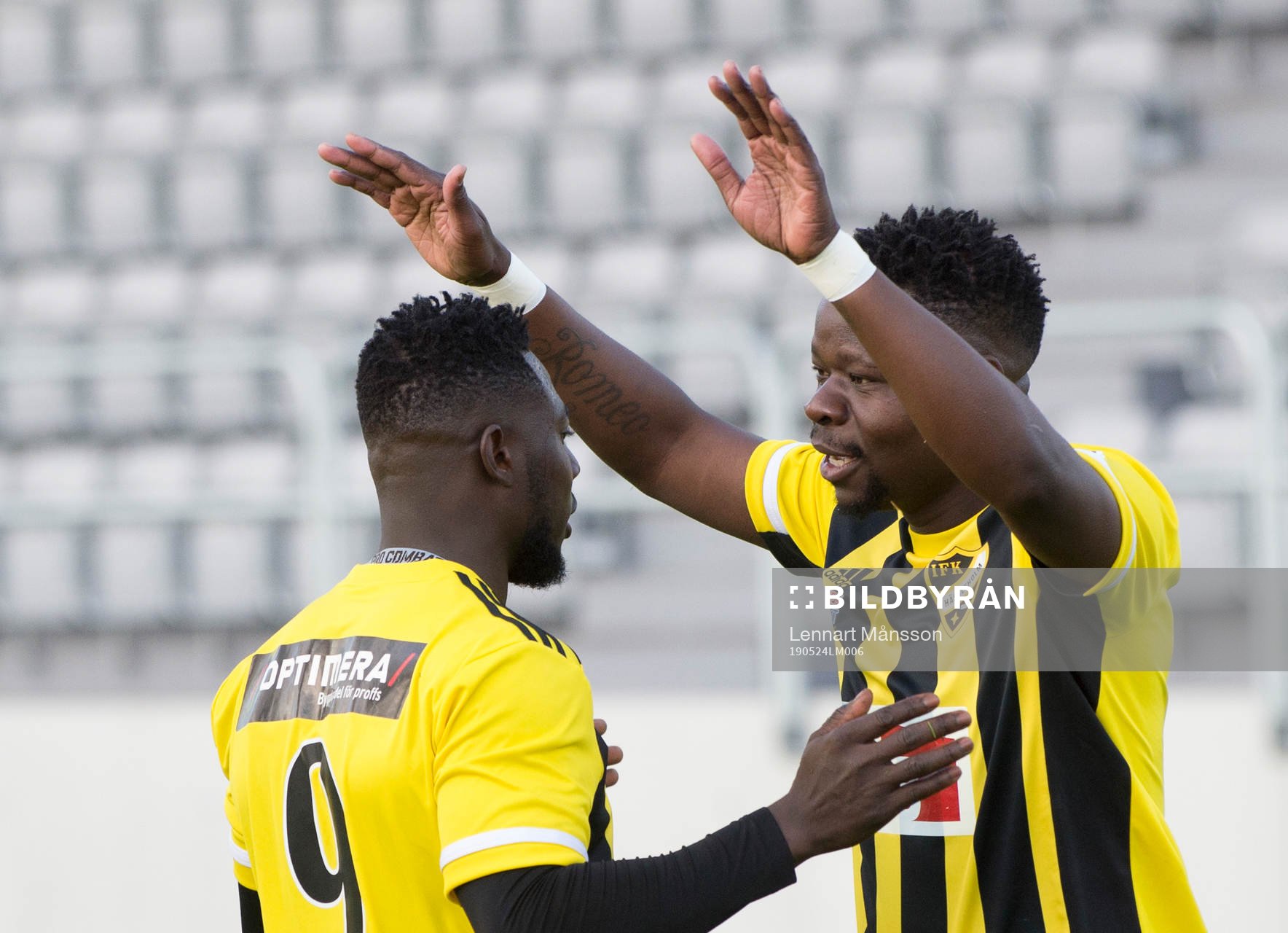 IFK Hässleholms Mike Andrew och Patrick Osiako  i matchen