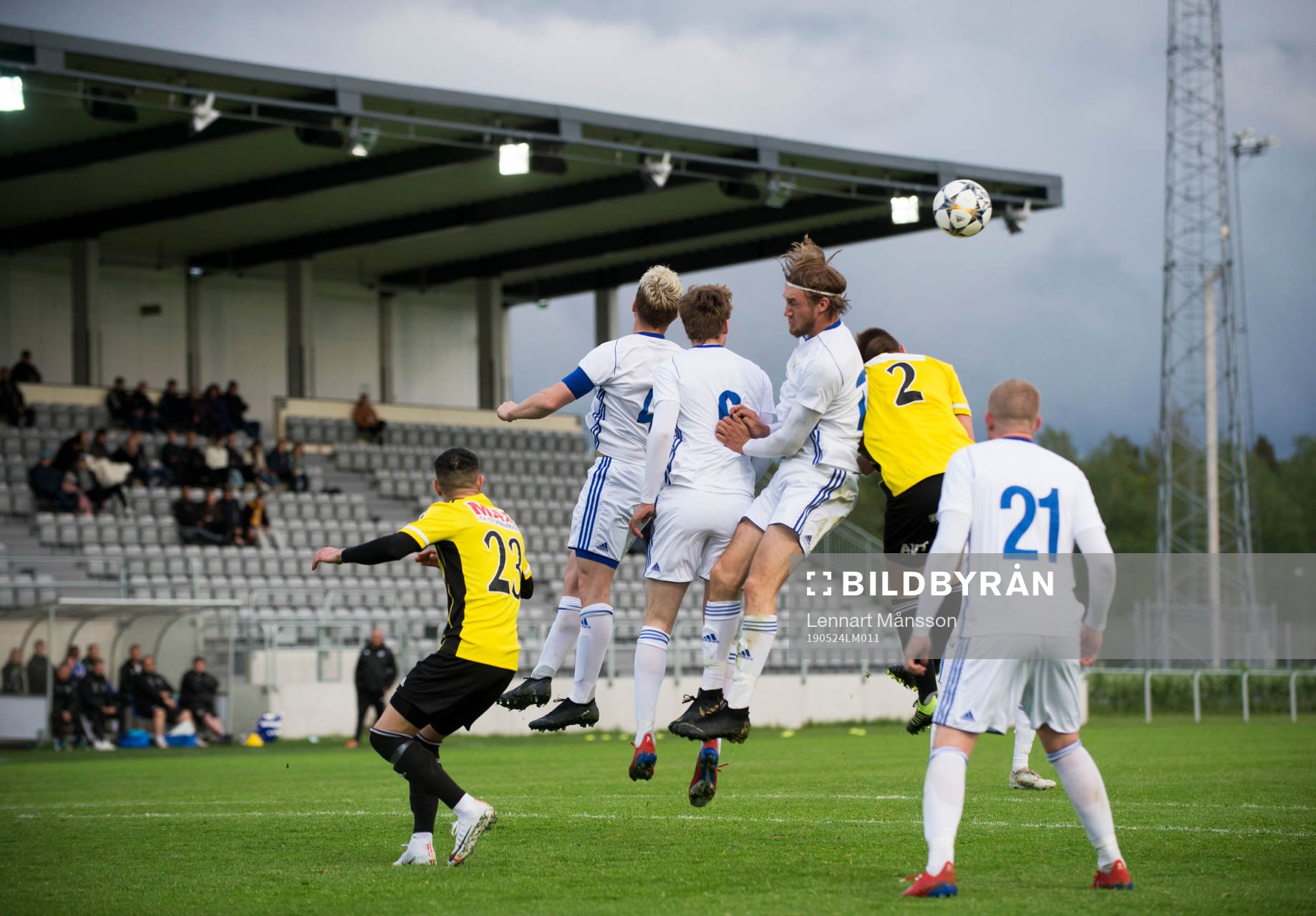 Höjdduell i matchen i division 2 mellan IFK Hässleholm