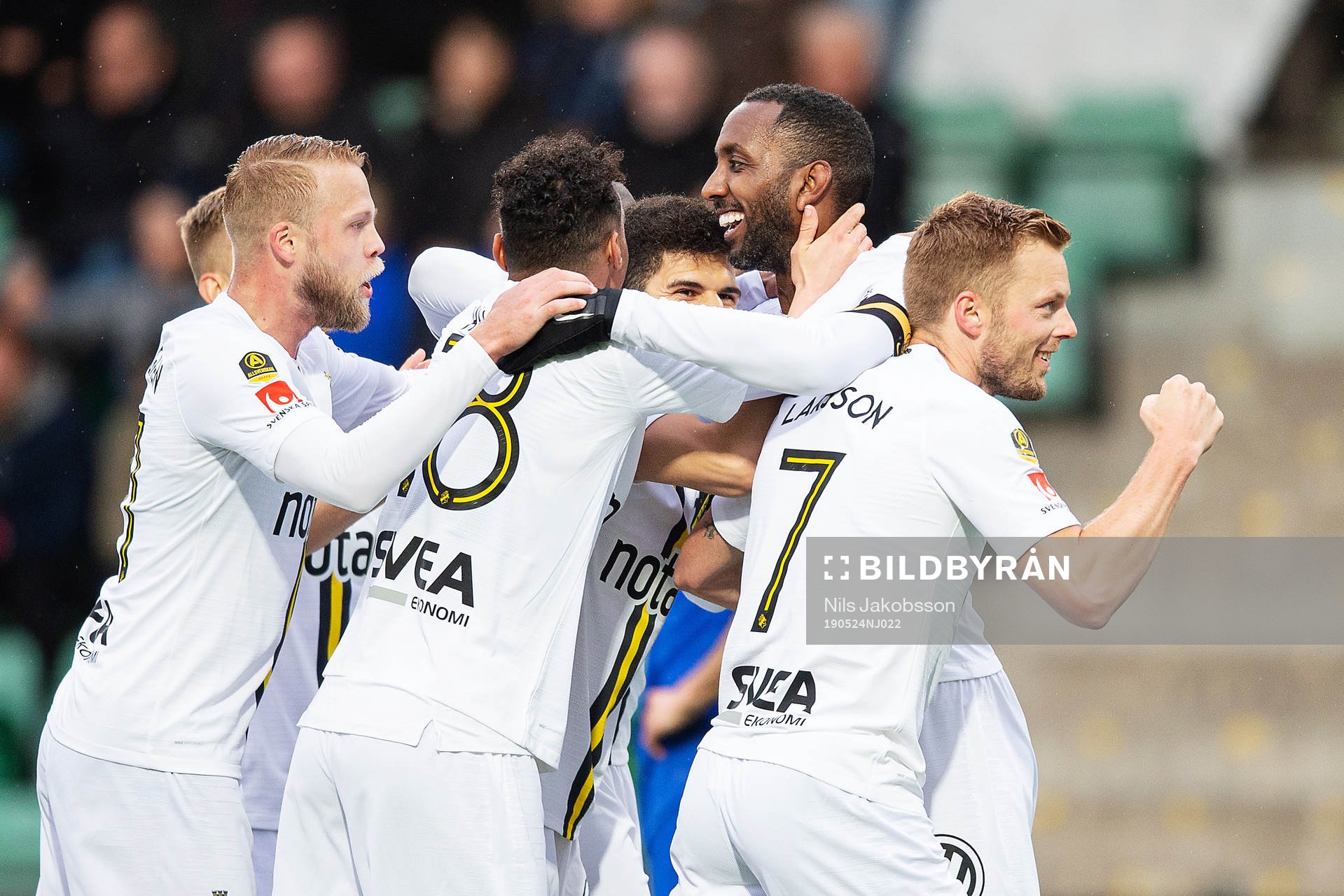 AIK:s Tarik Elyounoussi jublar med Daniel Sundgren, Bilal Hussein, Henok Goitom och Sebastian Larsson efter att han har gjort 0-1 under fotbollsmatchen i Allsvenskan mellan GIF Sundsvall och AIK den 24 maj 2019 i Sundsvall.
