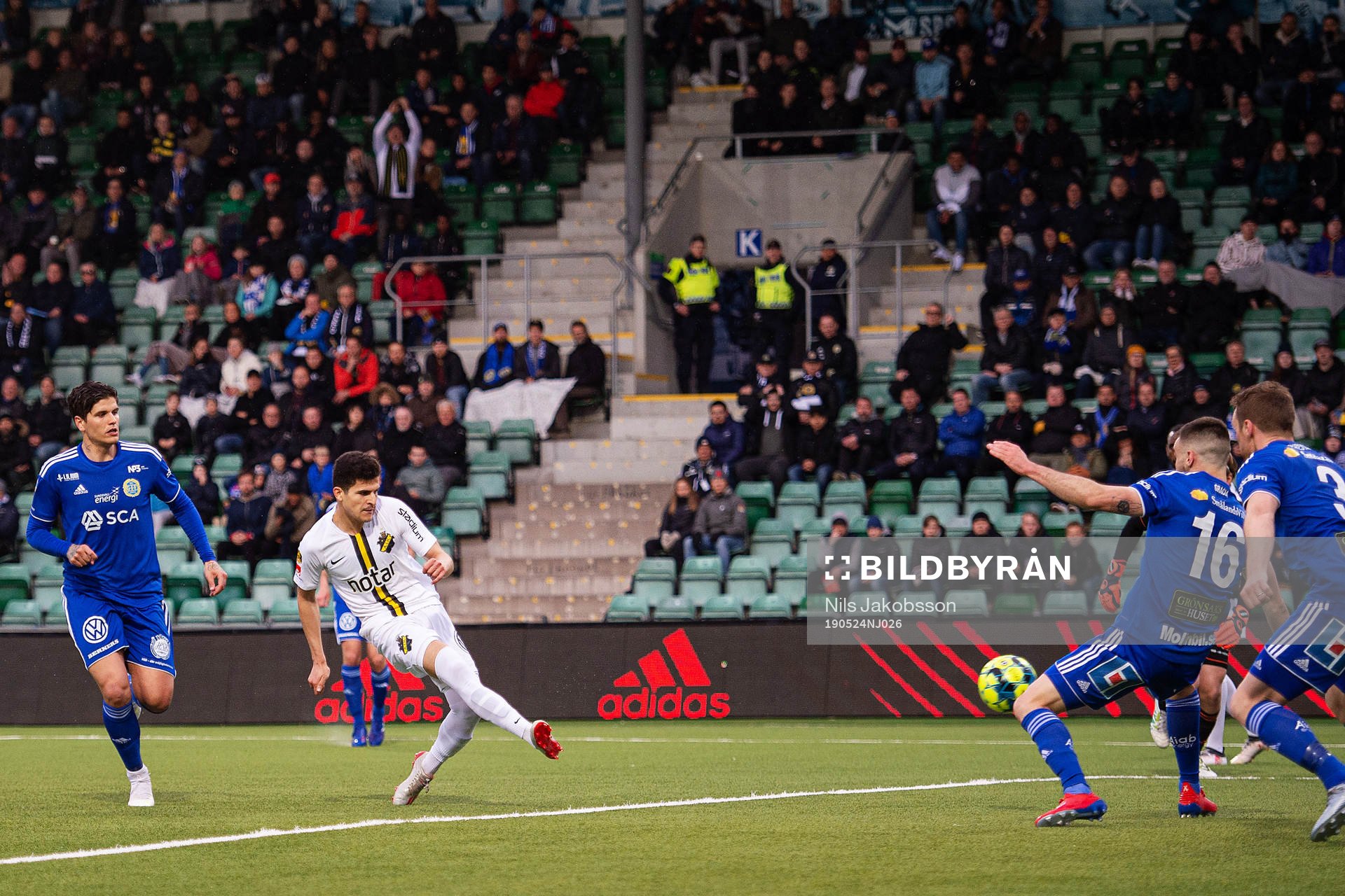 s Tarik Elyounoussi gör 0-1