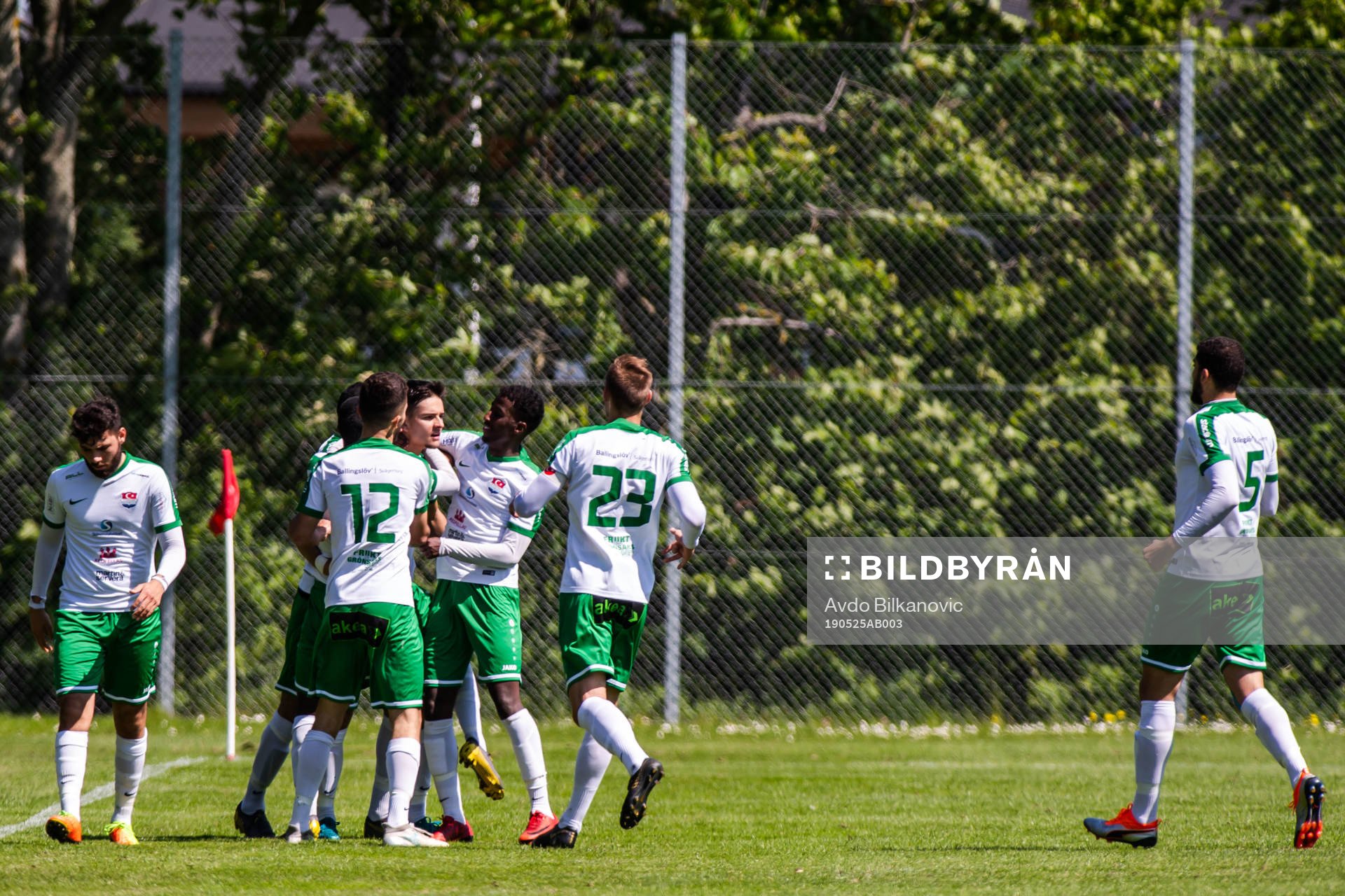Press Birliks spelare jublar efter 1-1 under fotbollsmatchen i Division 2 Västra Götaland mellan Olympic och Prespa Birlik den 25 Maj 2019 i Malmö.