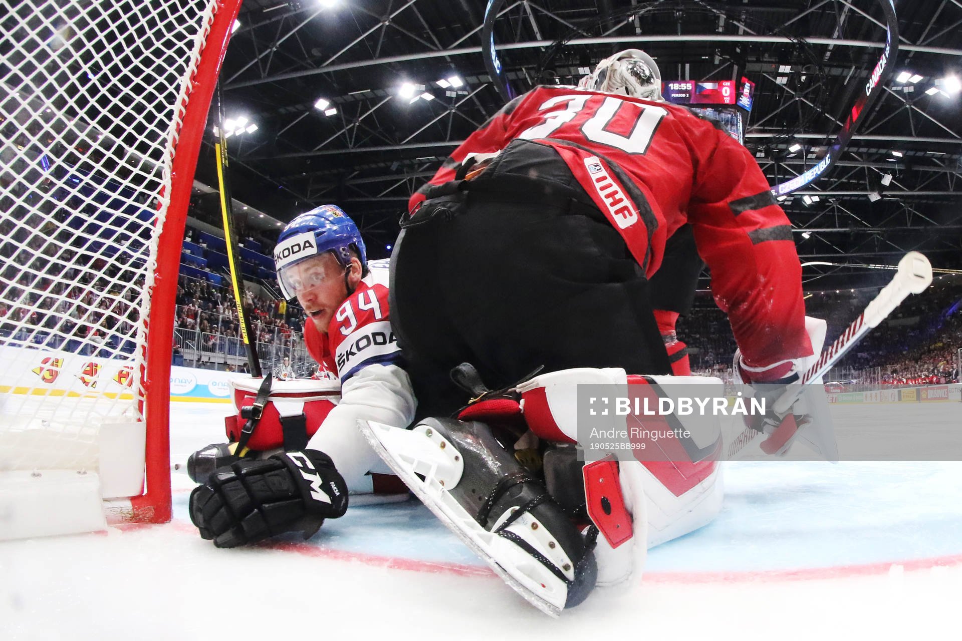 Radek Faksa of Czech Republic and goaltender Matt Murray of
