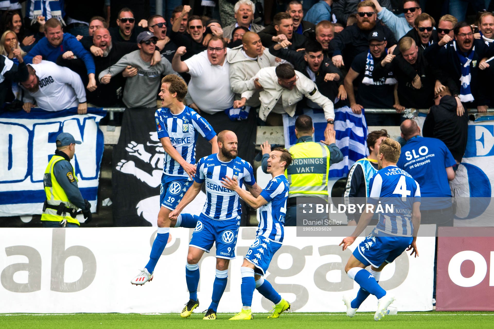 IFK Göteborgs Robin Söder jublar med August Erlingmark,