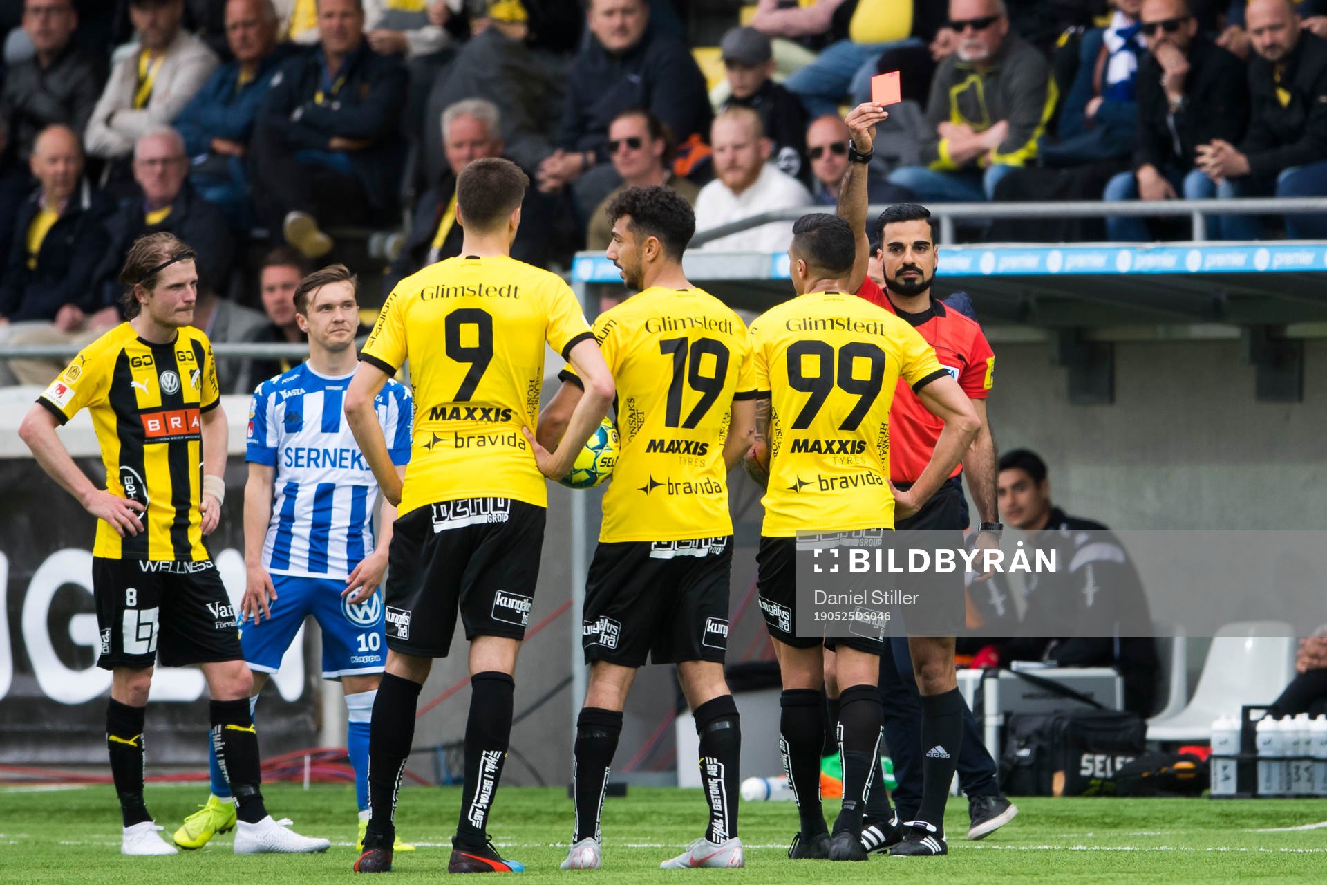 Domare Mohammed Al-Hakim ger rött kort till Häckens Ahmed