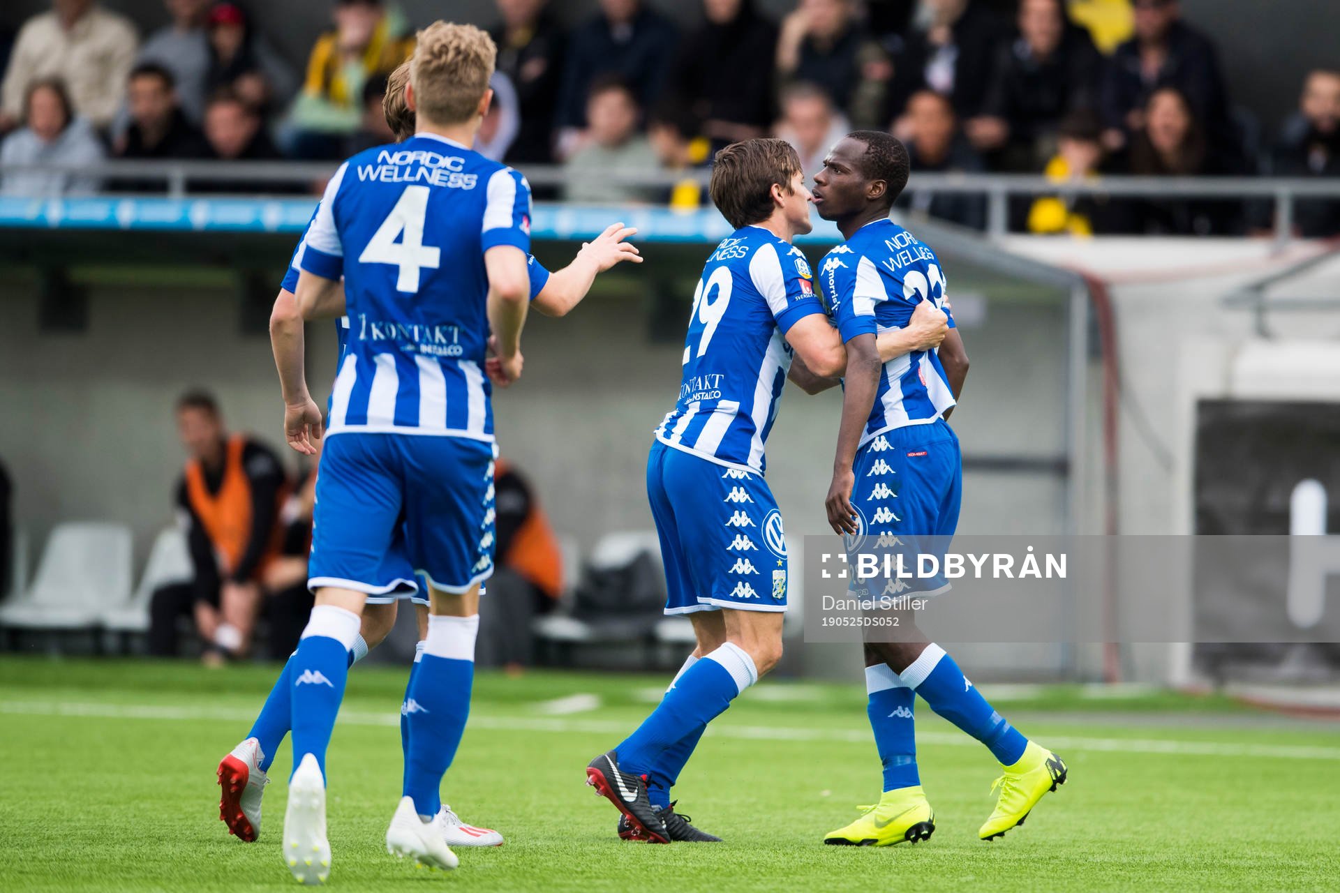 IFK Göteborgs Lasse Vibe motar bort Alhassan Yusuf