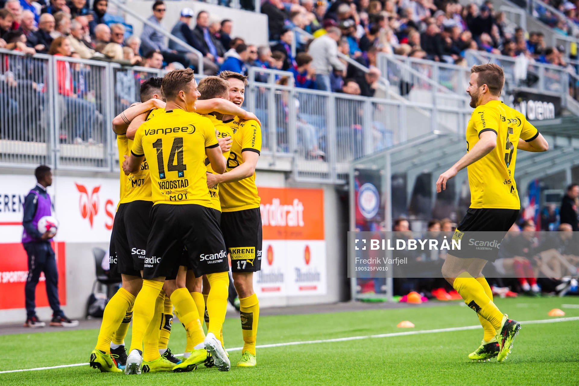 Kristoffer Ødemarksbakken of Lillestrøm celebrate with teammates after 0-1 during the Eliteserien match between Vålerenga and Lillestrøm on May 25, 2019 in Oslo.