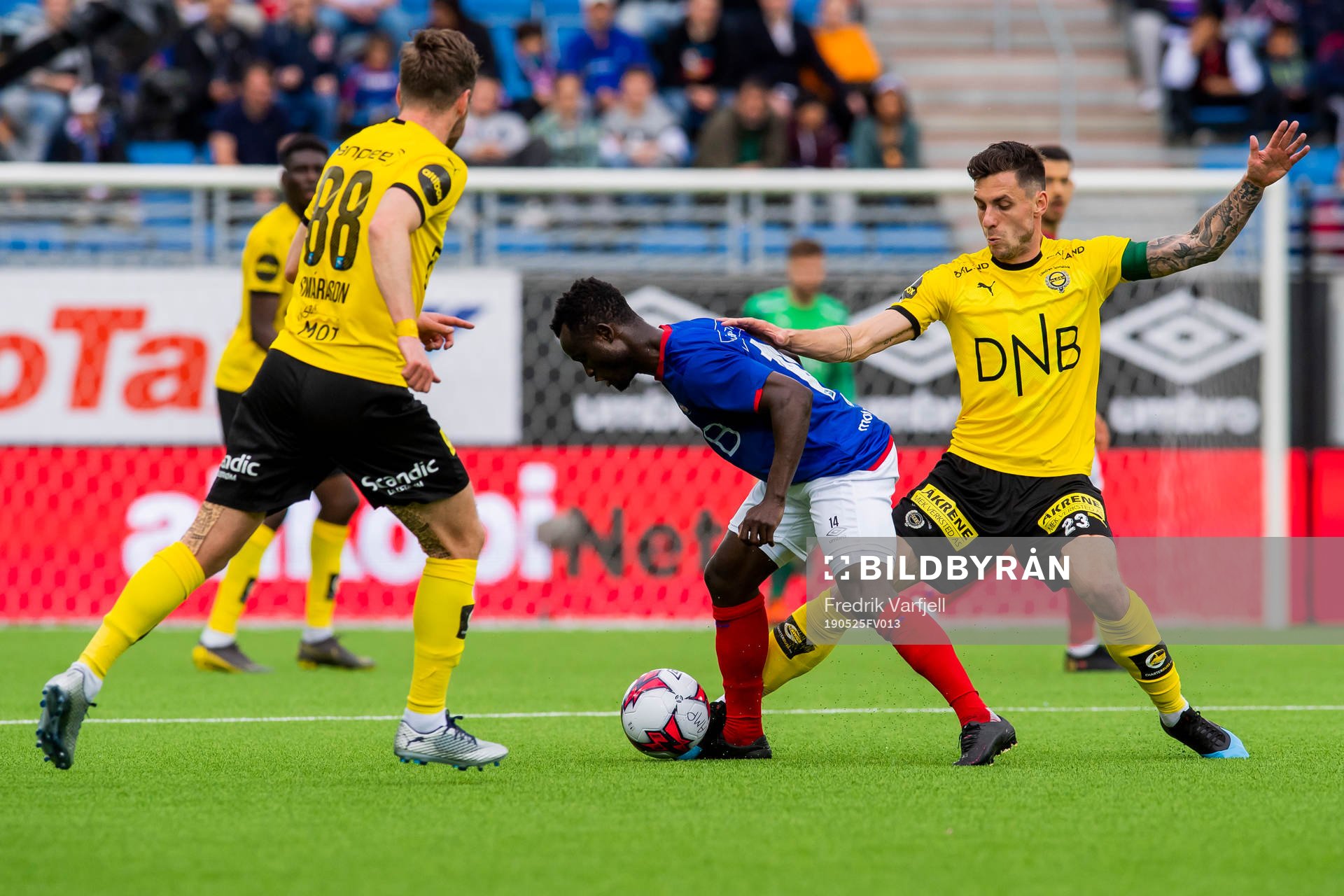 Mohammed Abu of Vålerenga and Daniel Alexander Pedersen of