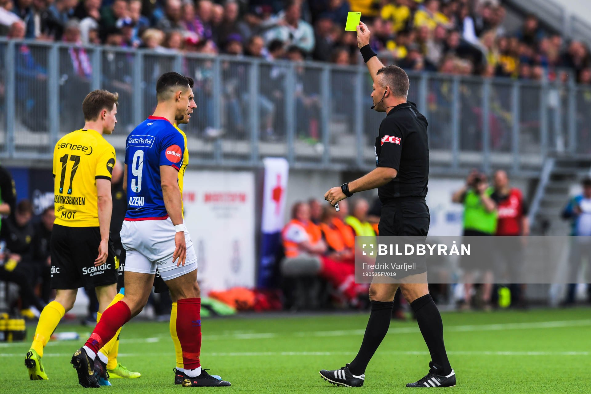 Fitim Azemi of Vålerenga receives a varning from Svein