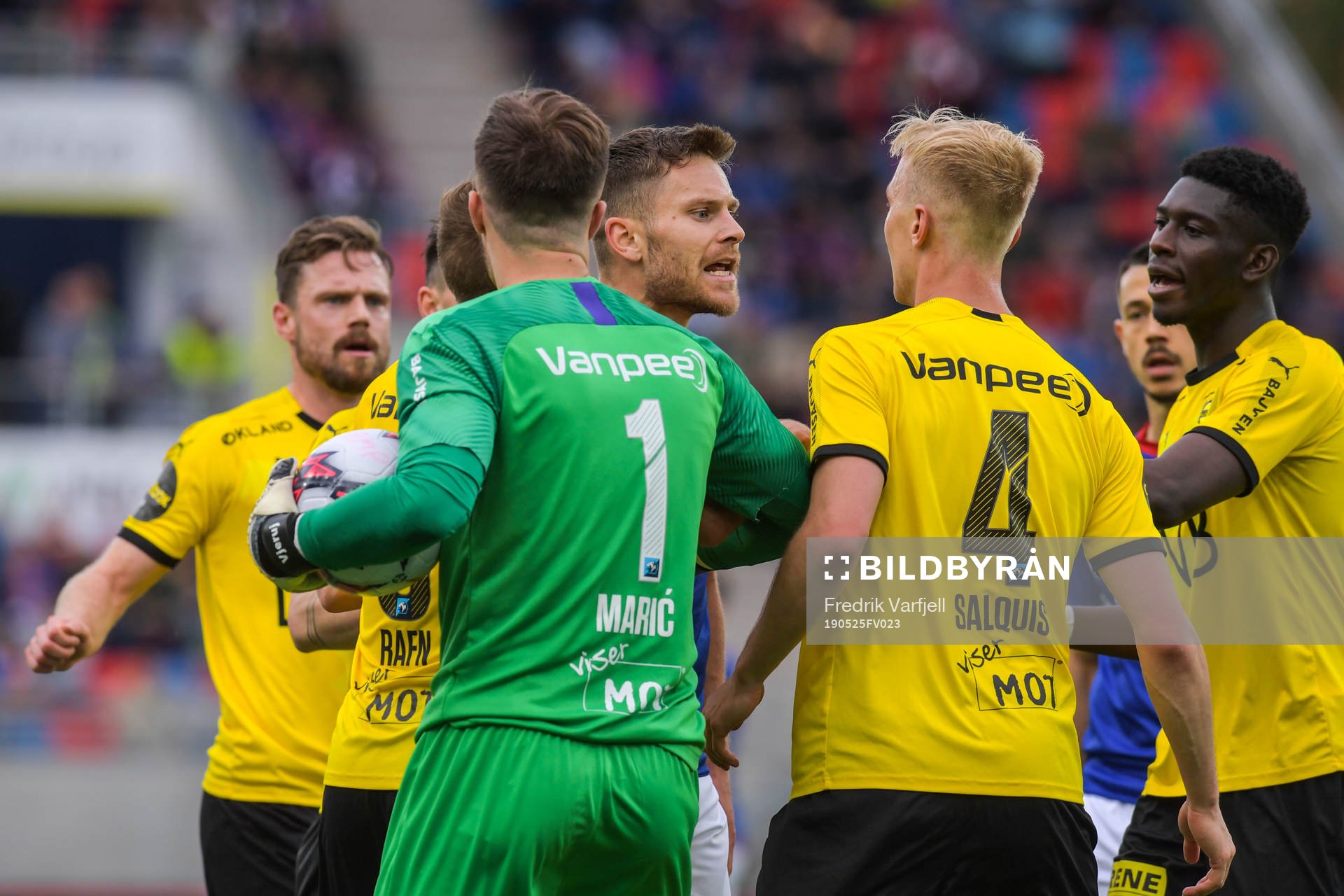 Matthías Vilhjálmsson of Vålerenga fights Tobias