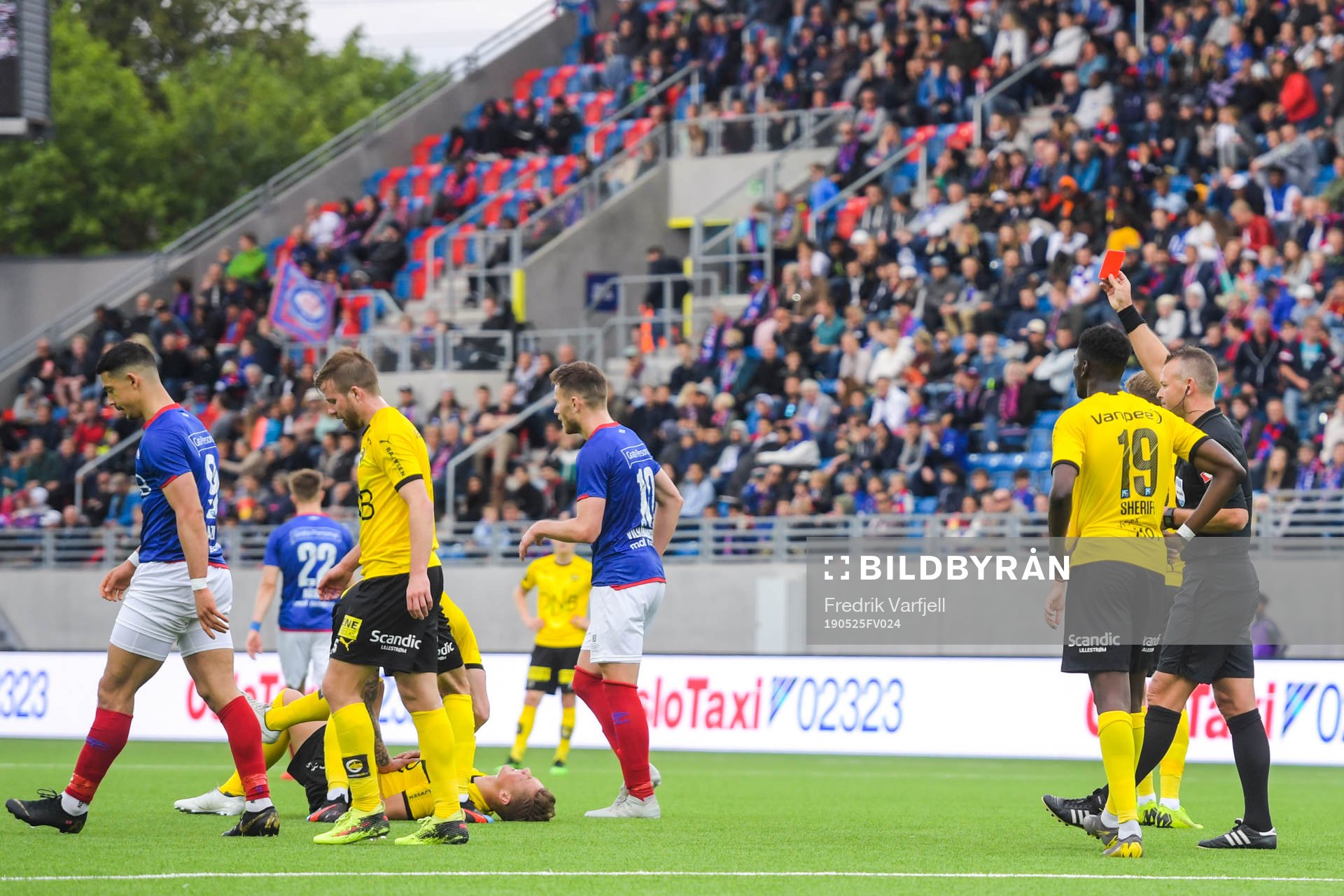 Fitim Azemi of Vålerenga receives a red card from Svein