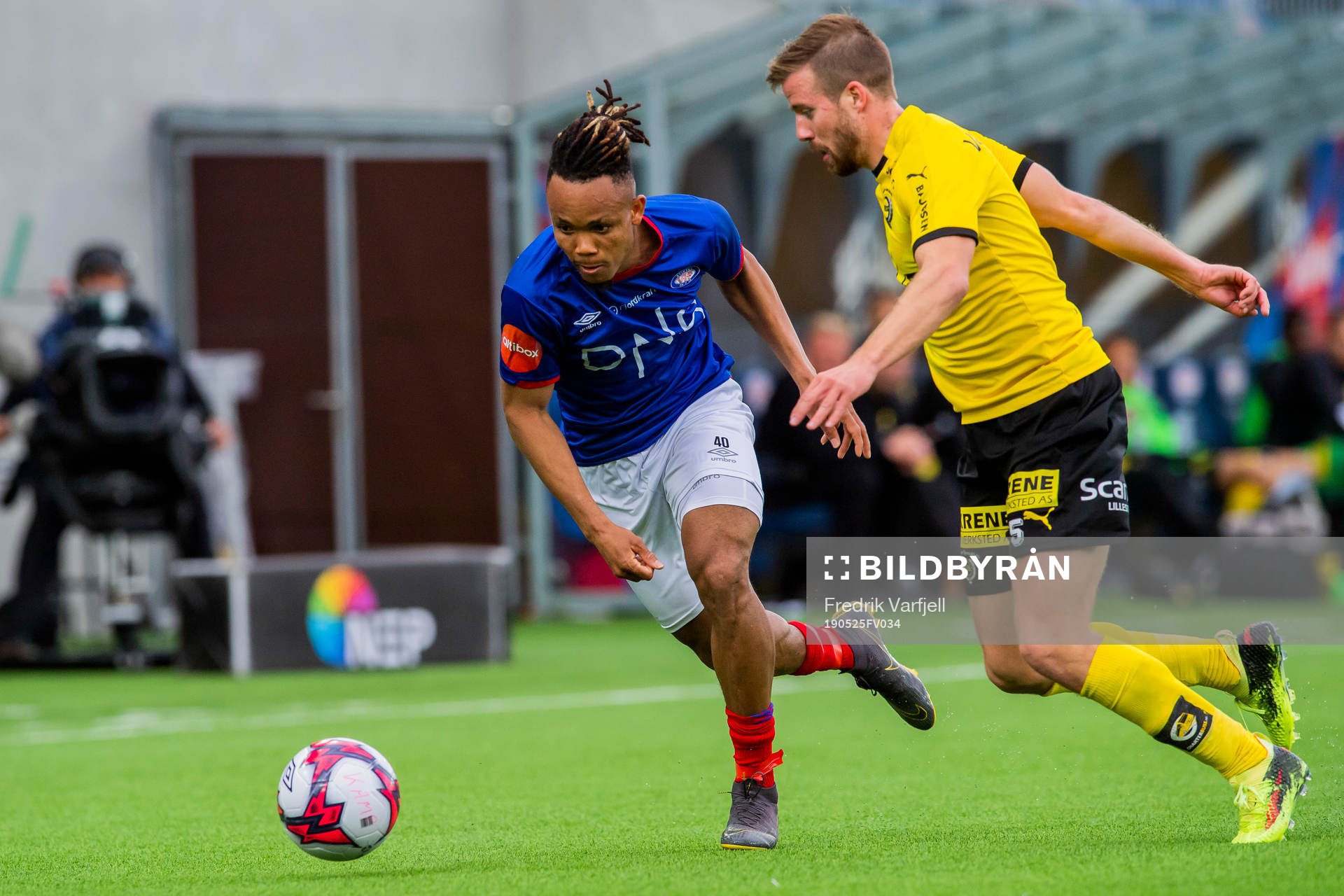 Chidera Ejuke of Vålerenga and Simen Rafn of Lillestrøm during the Eliteserien match between Vålerenga and Lillestrøm on May 25, 2019 in Oslo.
