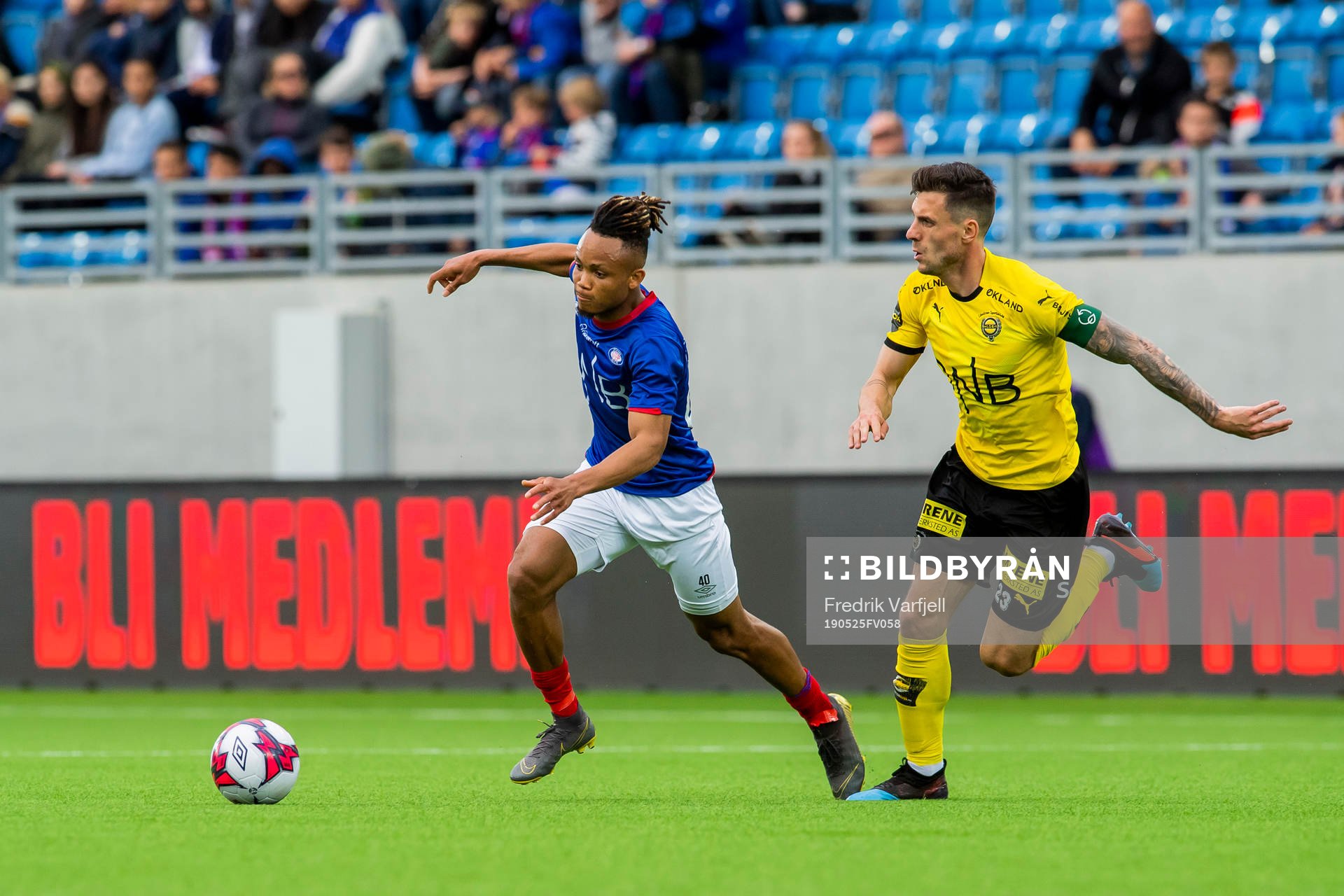 Chidera Ejuke of Vålerenga and Daniel Alexander Pedersen
