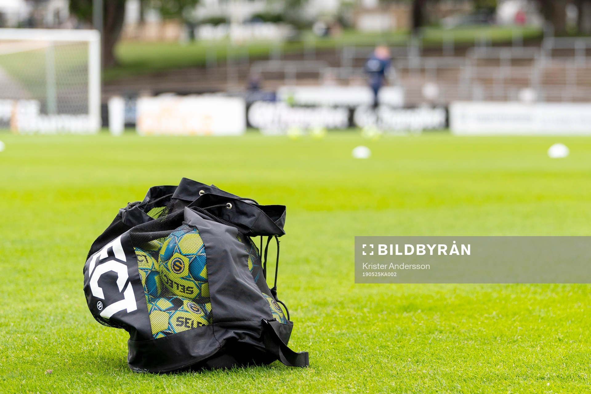 En kasse med bollar före fotbollsmatchen i Superettan