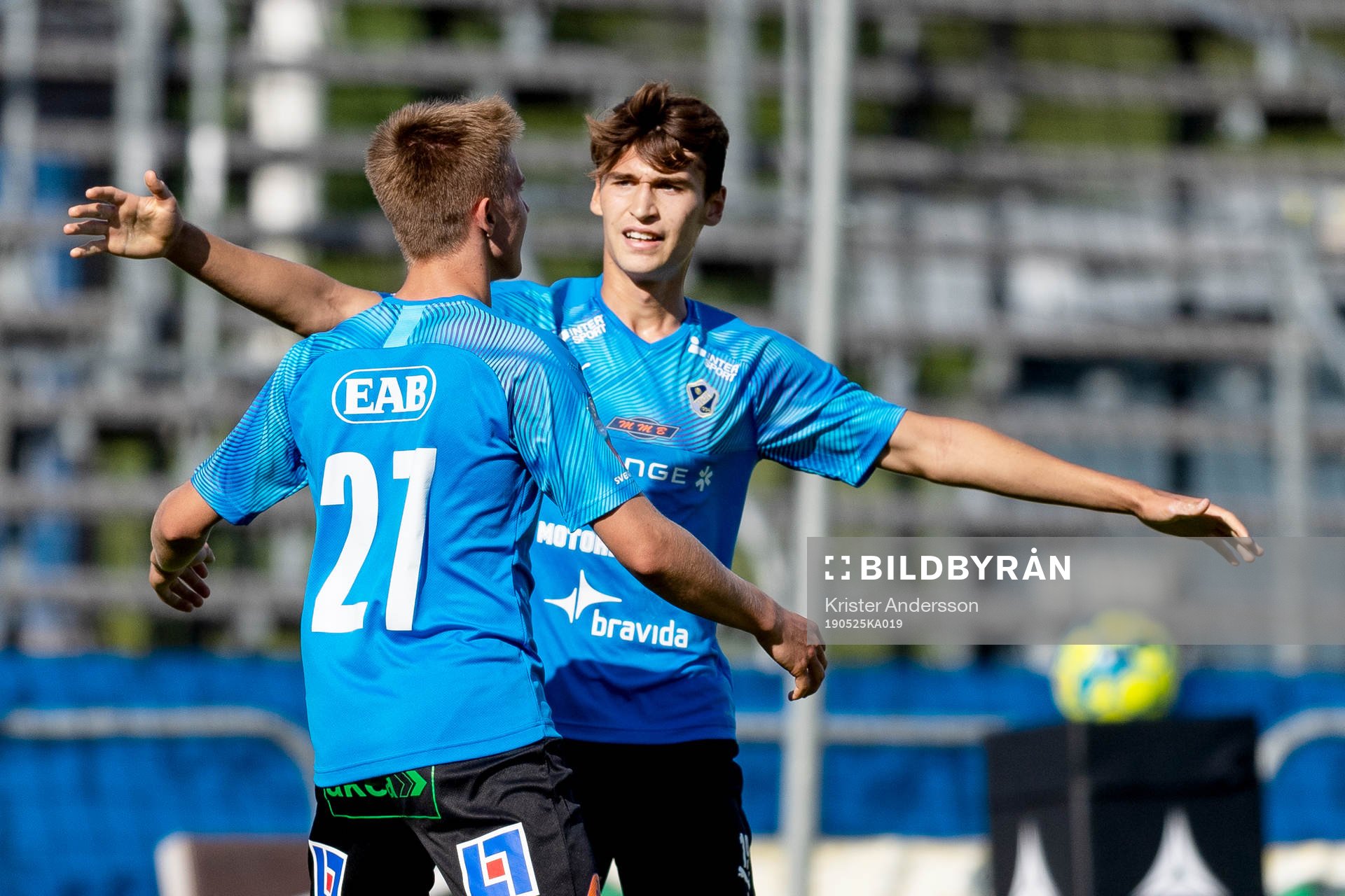 Halmstads Erik Ahlstrand och Rasmus Wiedsheim-Paul jublar efter 3-0 under fotbollsmatchen i Superettan mellan Halmstad och Degerfors den 25 maj 2019 i Halmstad.