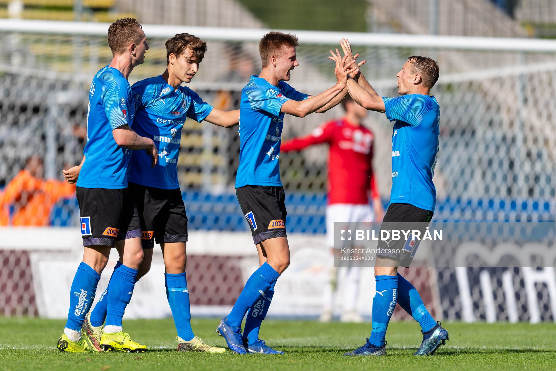 Halmstads spelare jublar efter 3-0 av Erik Ahlstrand under fotbollsmatchen i Superettan mellan Halmstad och Degerfors den 25 maj 2019 i Halmstad.