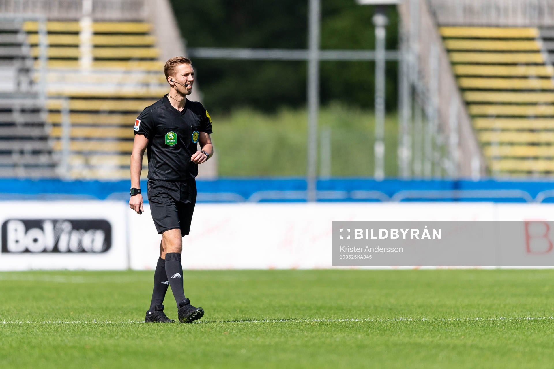 Domare Fredrik Hansson under fotbollsmatchen i Superettan mellan Halmstad och Degerfors den 25 maj 2019 i Halmstad.