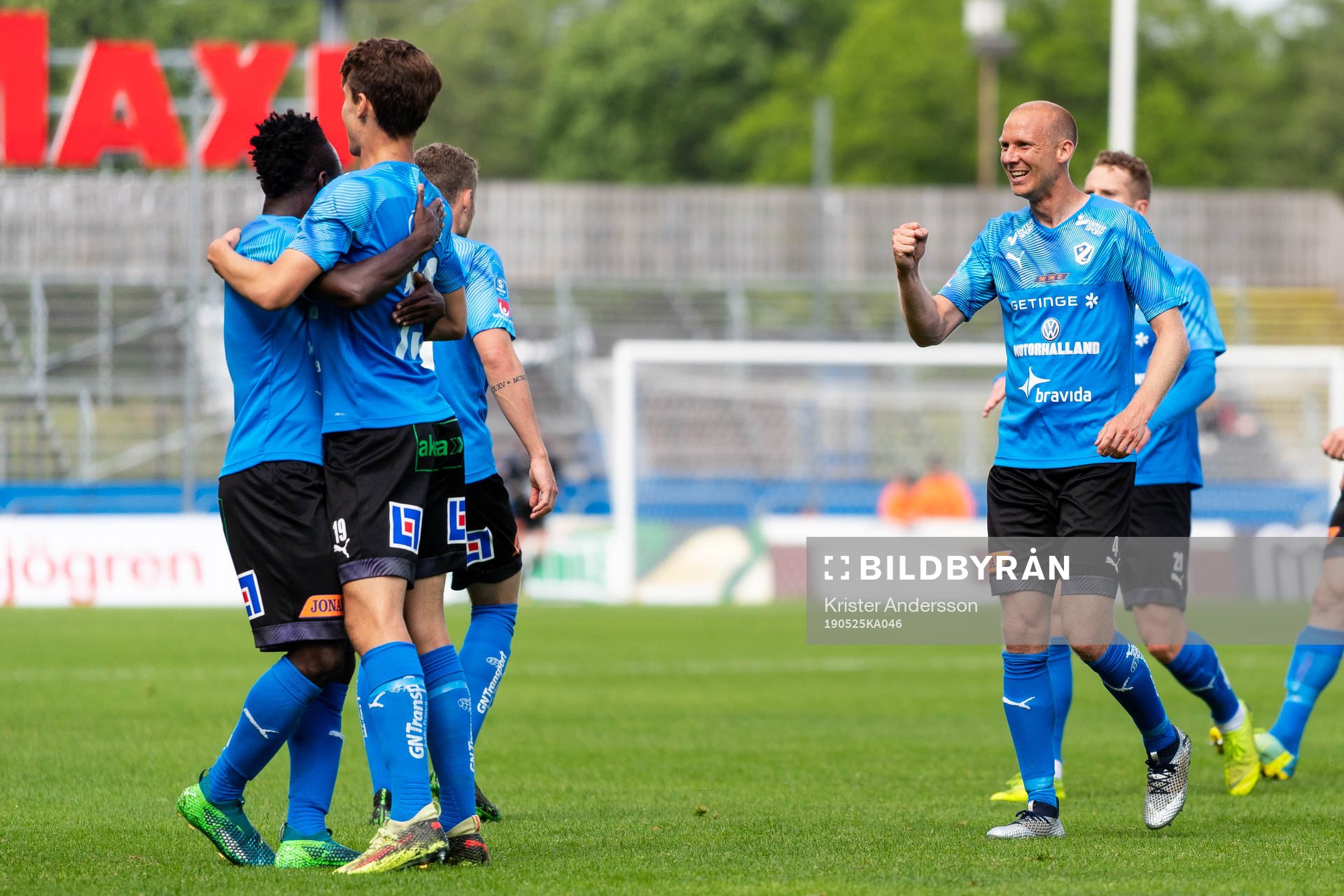 Halmstads spelare jublar efter 2-0 av Rasmus Wiedsheim-Paul under fotbollsmatchen i Superettan mellan Halmstad och Degerfors den 25 maj 2019 i Halmstad.