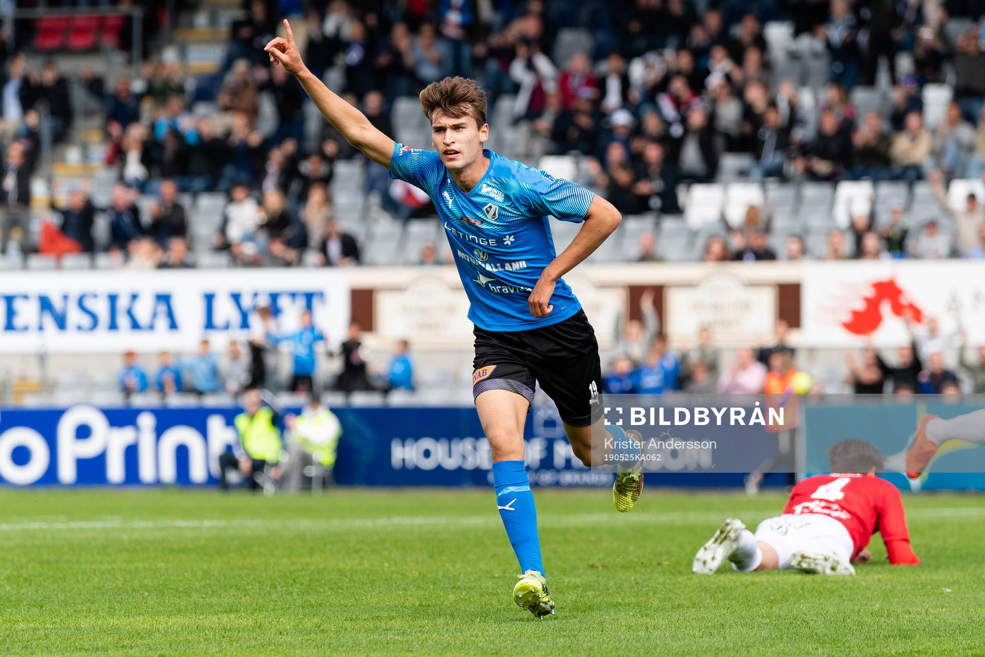 Halmstads Rasmus Wiedsheim-Paul jublar efter 2-0 under fotbollsmatchen i Superettan mellan Halmstad och Degerfors den 25 maj 2019 i Halmstad.