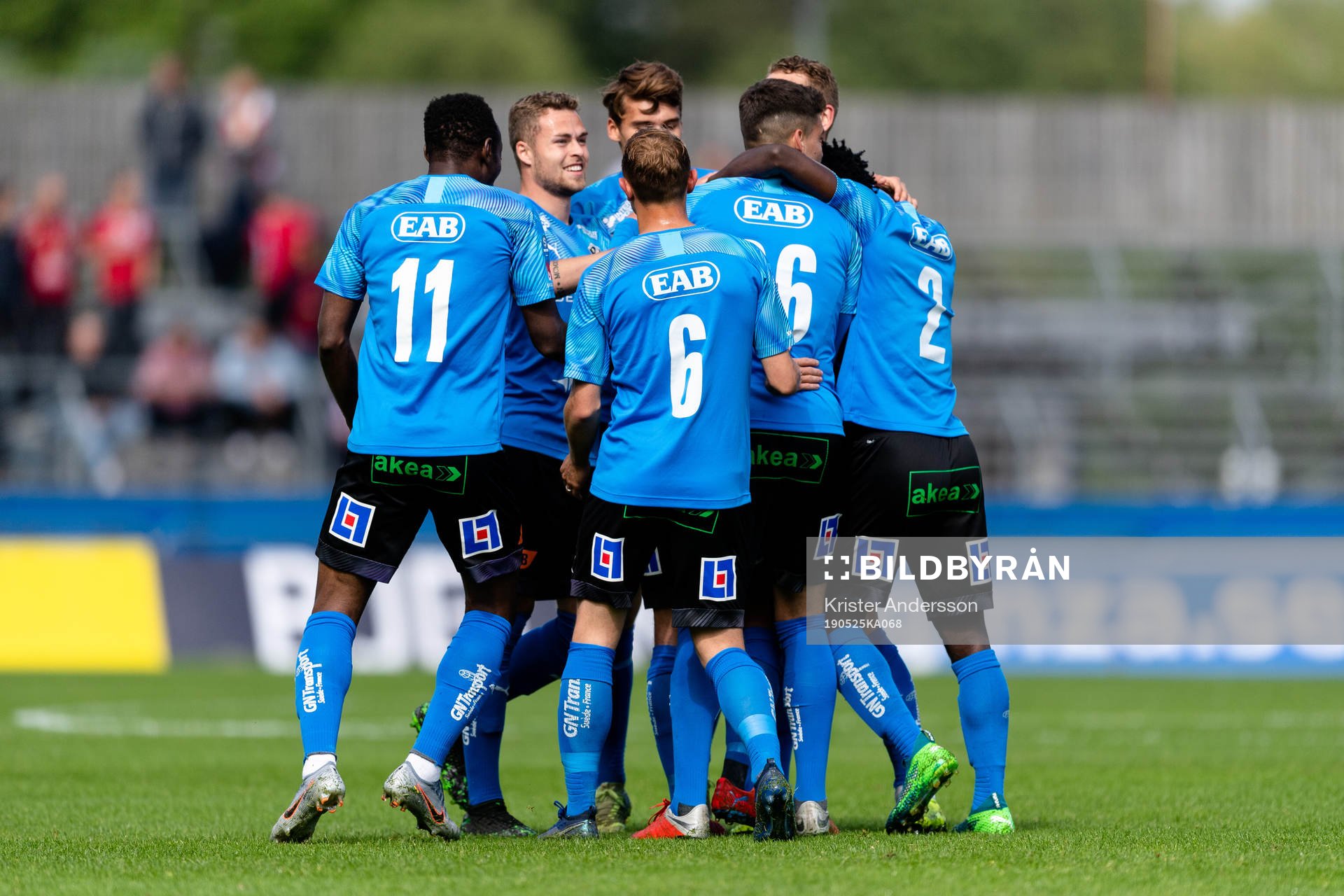 Halmstads spelare jublar efter 1-0 av Dusan Djuric under fotbollsmatchen i Superettan mellan Halmstad och Degerfors den 25 maj 2019 i Halmstad.
