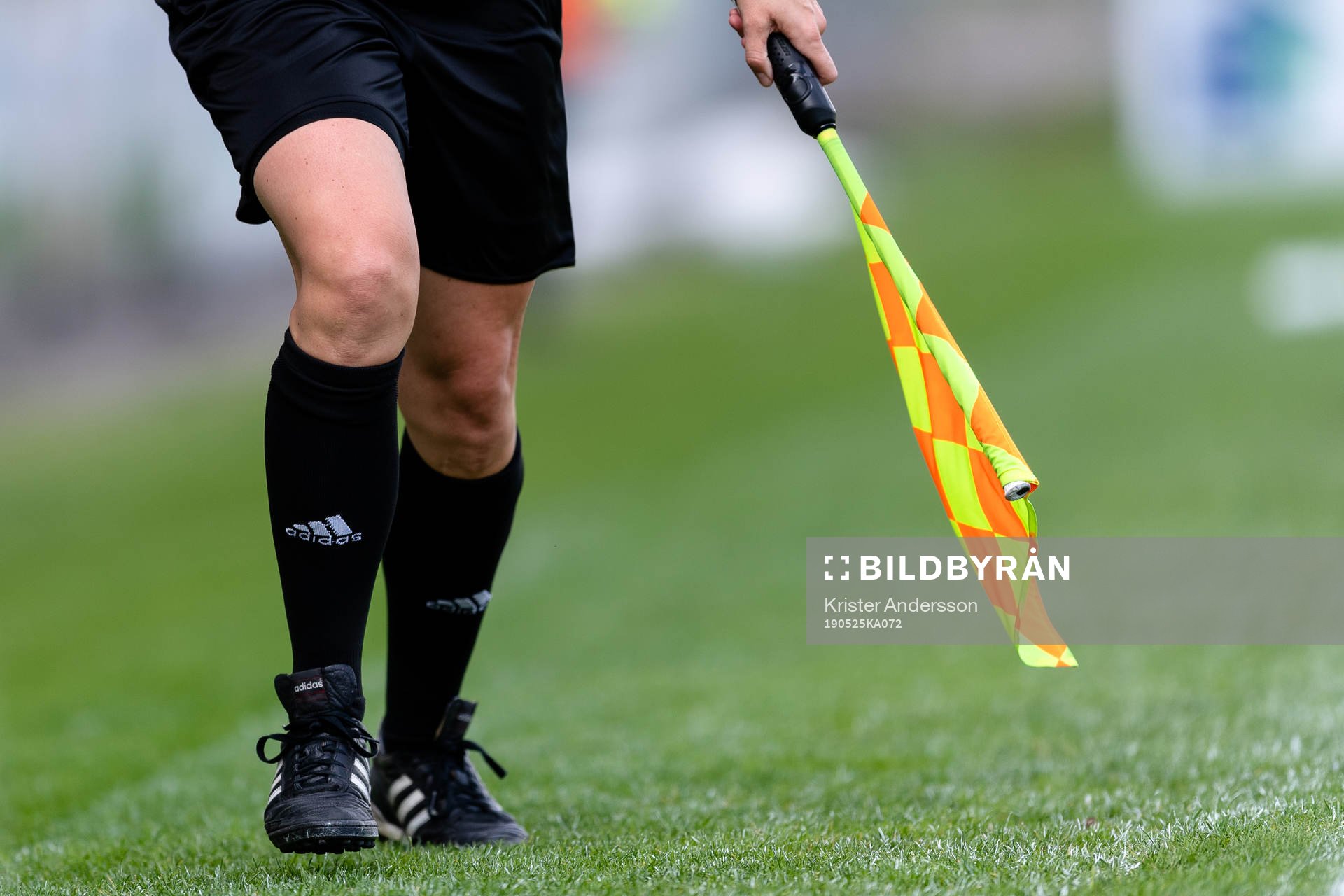 Linjedomare med flagga under fotbollsmatchen i Superettan mellan Halmstad och Degerfors den 25 maj 2019 i Halmstad.