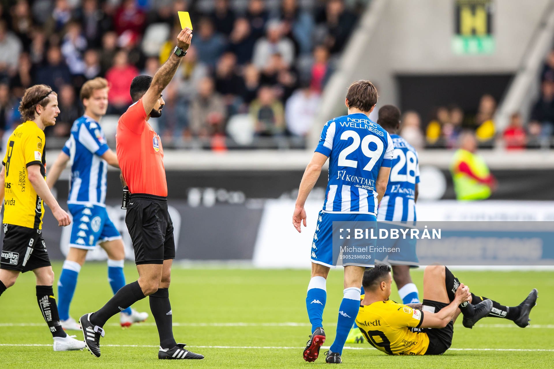 IFK Göteborgs Lasse Vibe tilldelas en varning av domare
