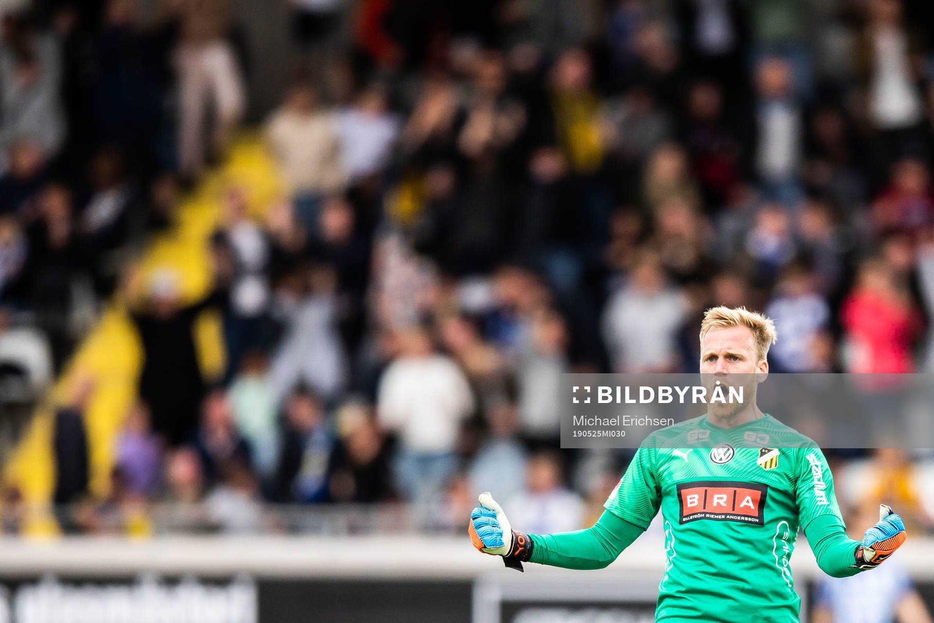 Häckens målvakt Peter Abrahamsson jublar