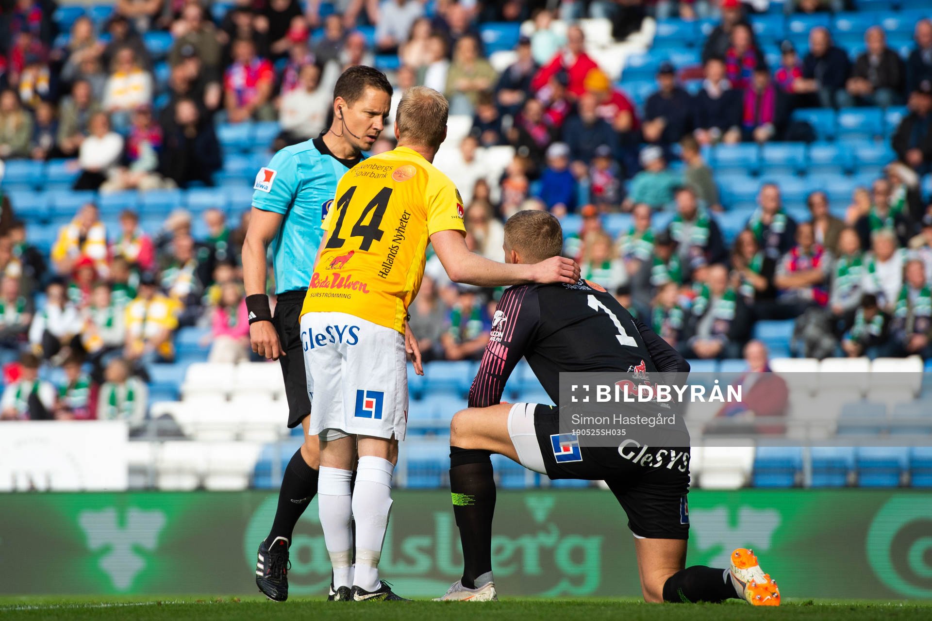 Falkenbergs målvakt Johan Brattberg har ont under fotbollsmatchen i Allsvenskan mellan Helsingborg och Falkenberg den 25 maj 2019 i Helsingborg.