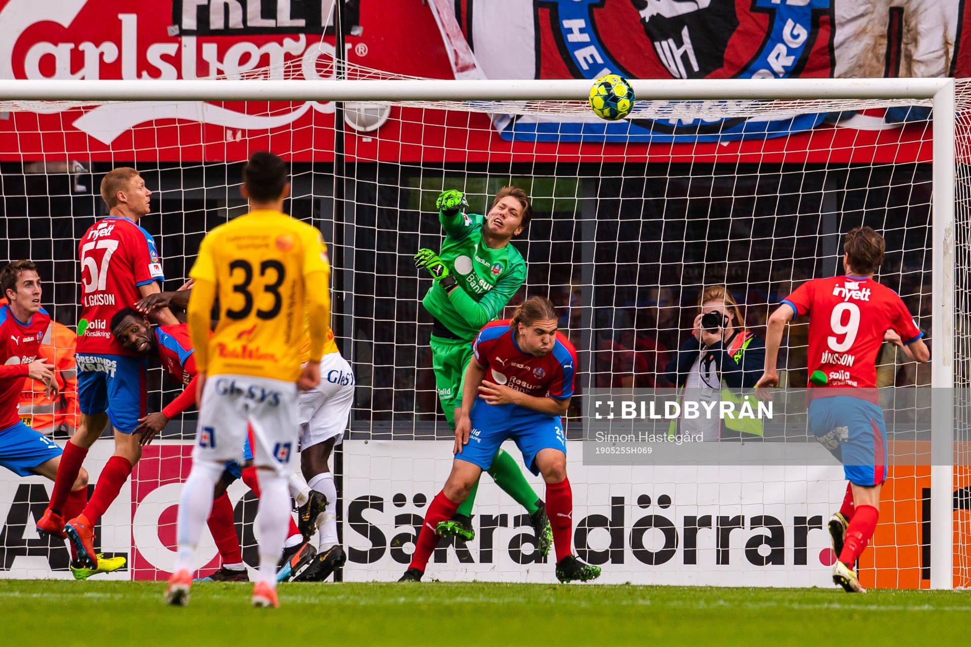 Helsingborgs målvakt Kalle Joelsson med en räddning