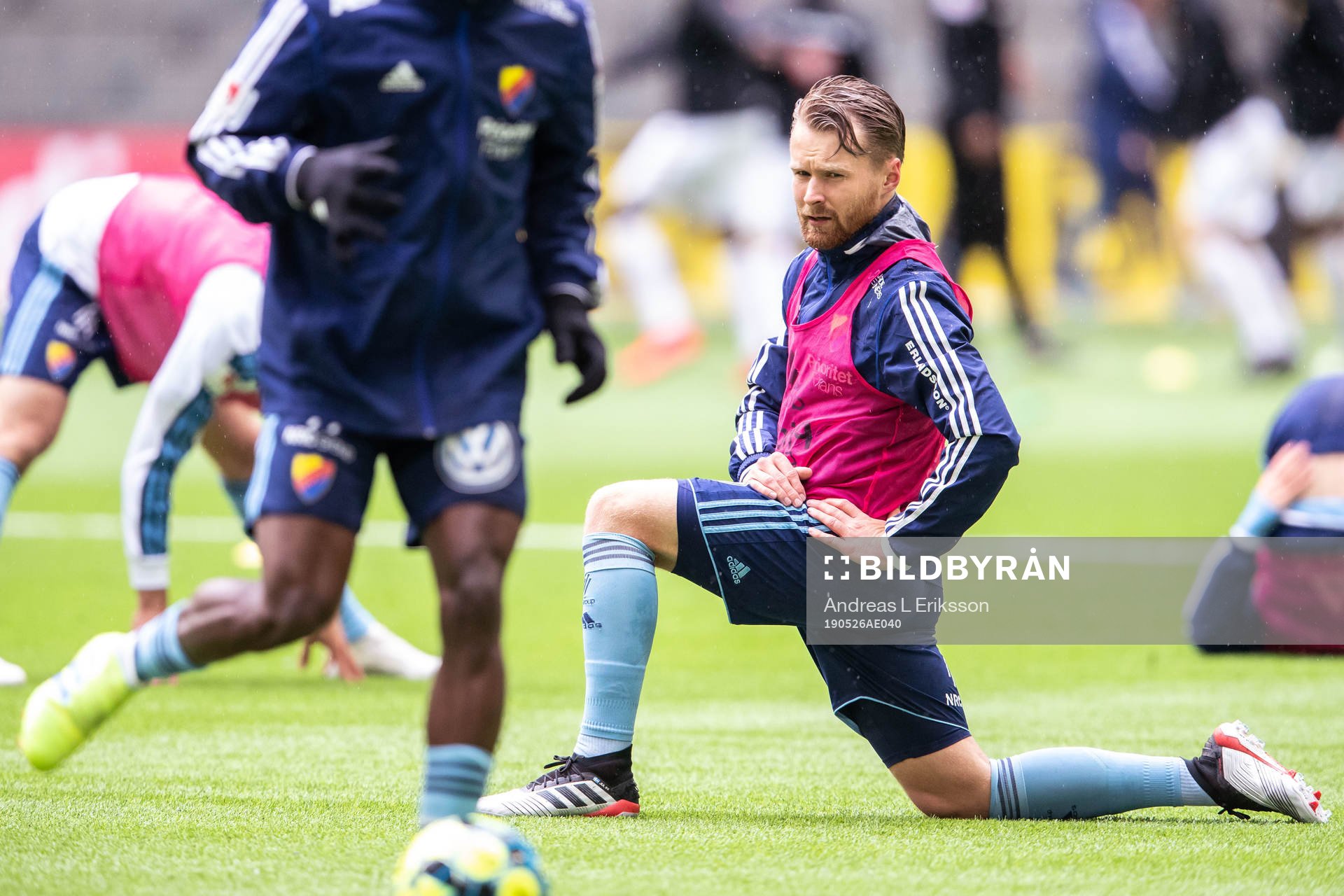 Djurgårdens Jacob Une Larsson varmer upp