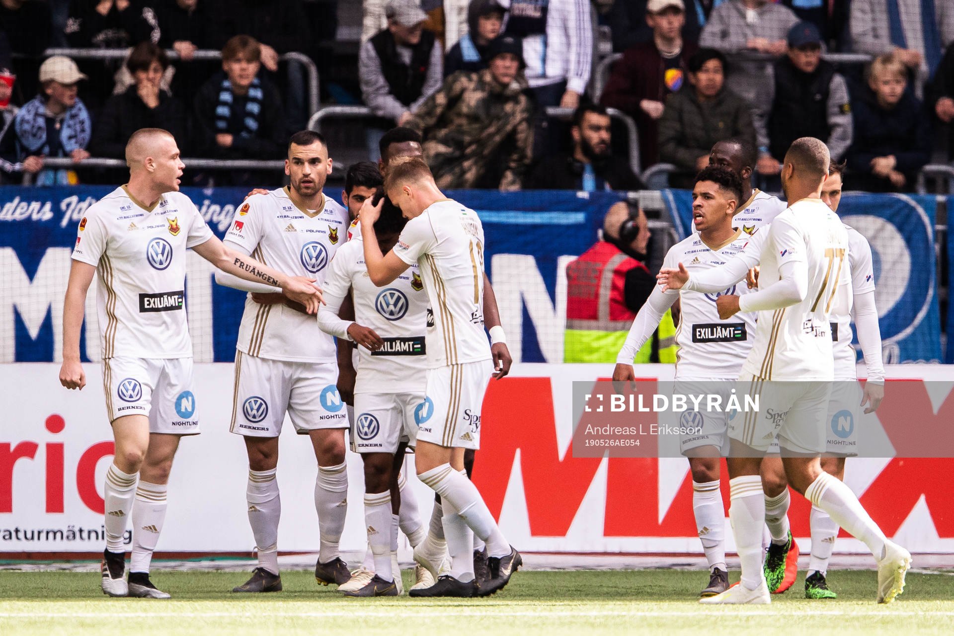Östersunds Marcus Danielson jublar med lagkamrater efter 0-1 under fotbollsmatchen i Allsvenskan mellan Djurgården och Östersund den 26 maj 2019 i Stockholm.