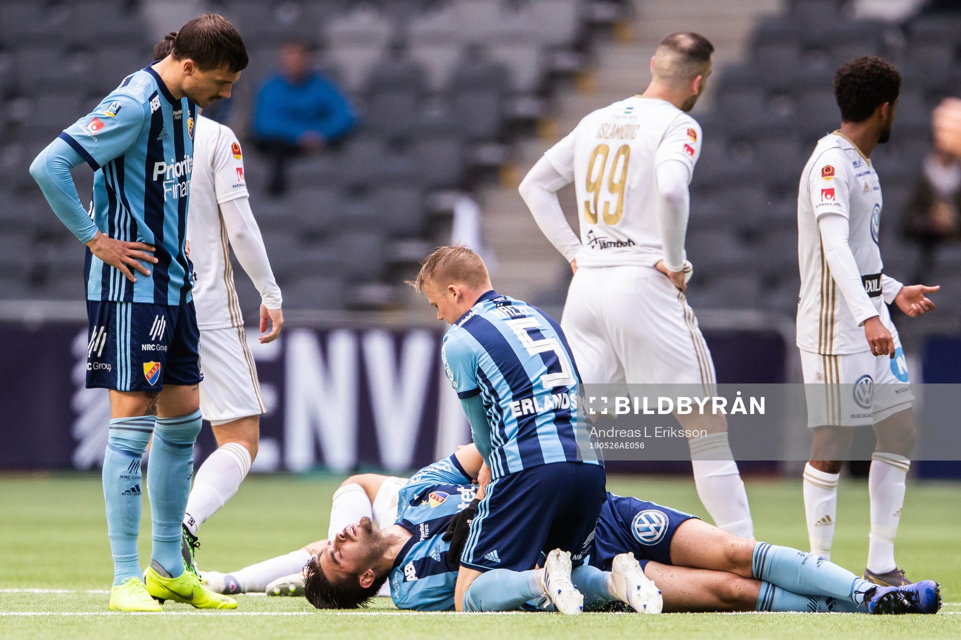 Djurgårdens Astrit Ajdarevic kollas till av Erik Berg och