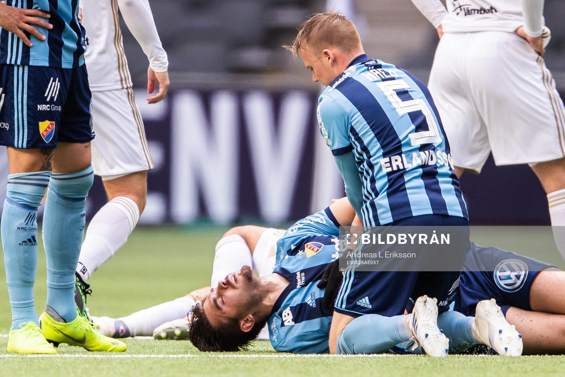 Djurgårdens Astrit Ajdarevic kollas till av Elliot Käck
