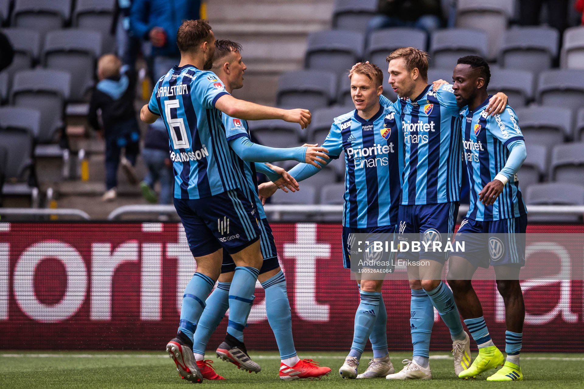Djurgårdens Jonathan Ring jublar med Mohamed Buya Turay,