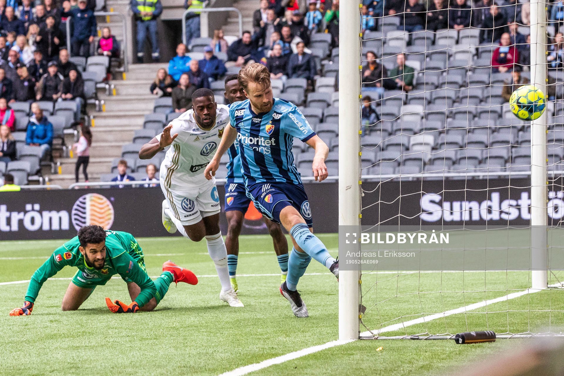 Djurgårdens Jacob Une Larsson gör 2-1 under fotbollsmatchen i Allsvenskan mellan Djurgården och Östersund den 26 maj 2019 i Stockholm.