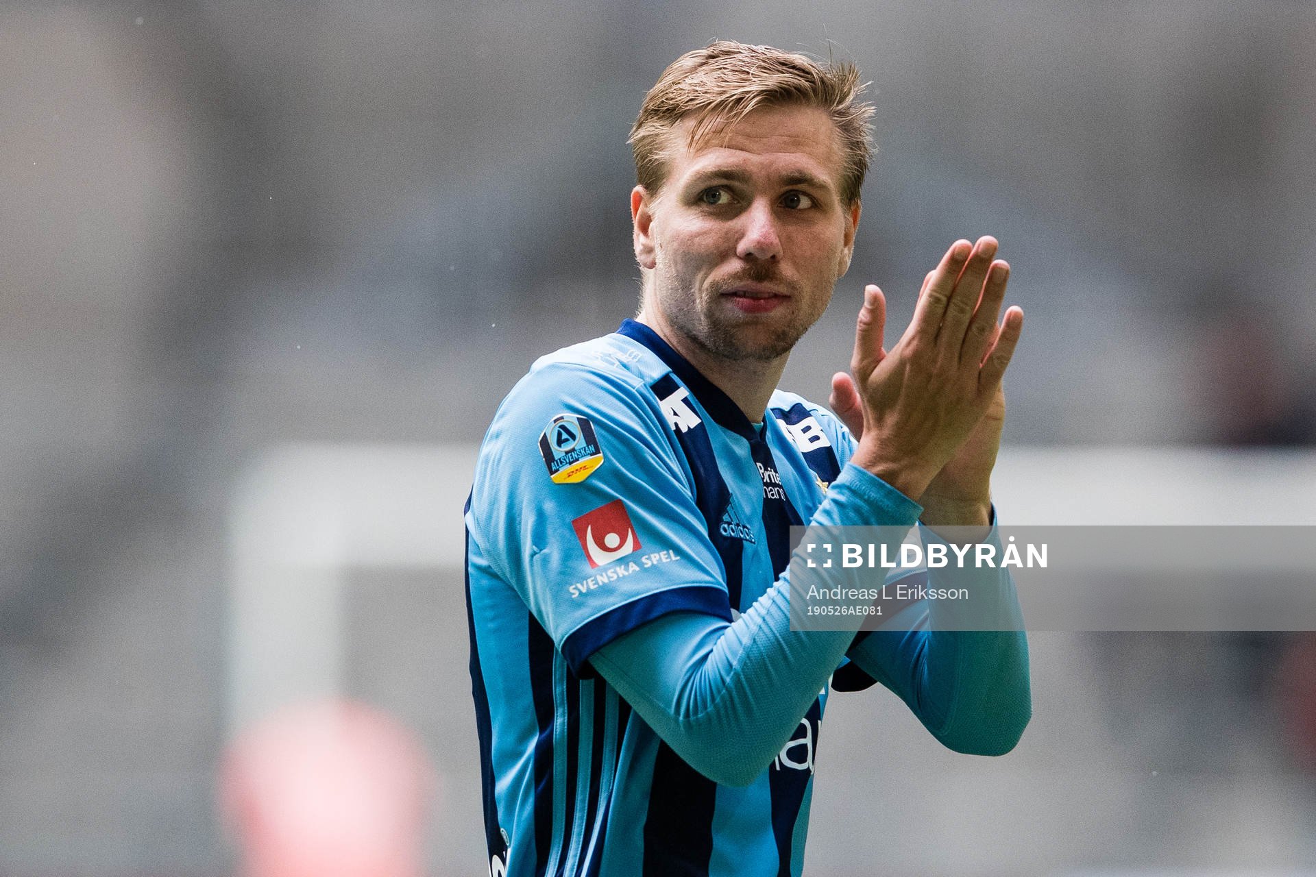 Djurgårdens Jonathan Ring tackar publiken när han byts ut under fotbollsmatchen i Allsvenskan mellan Djurgården och Östersund den 26 maj 2019 i Stockholm. 