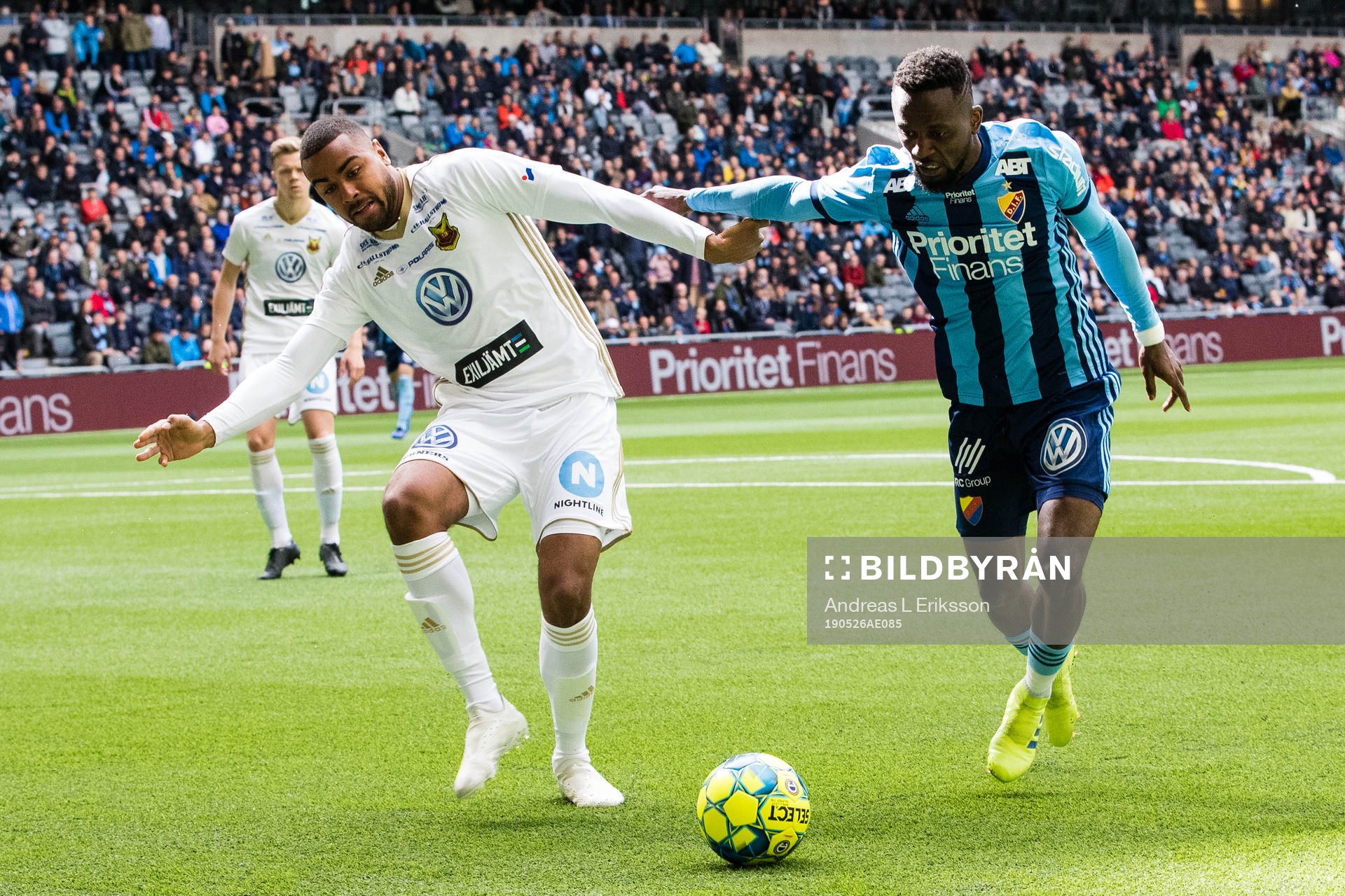Östersunds Noah Sonko Sundberg i kamp om bollen med
