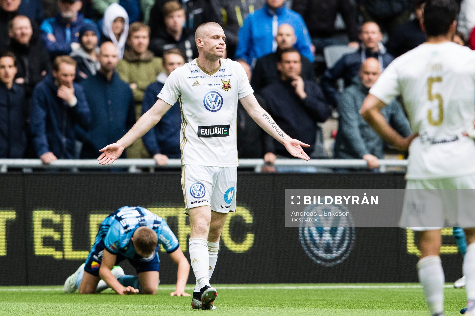 Djurgårdens Jonathan Augustinsson och Östersunds Thomas