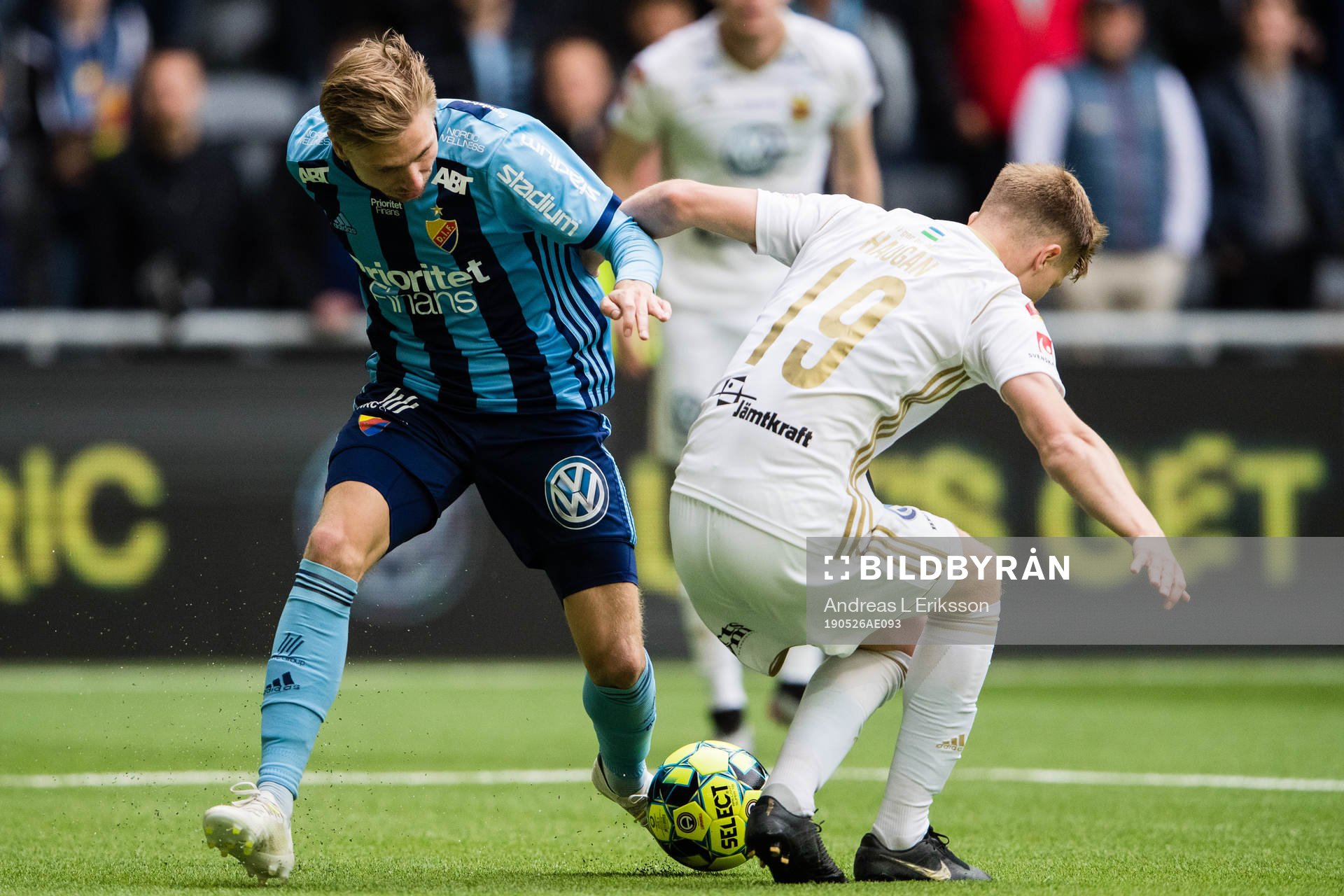 Djurgårdens Jonathan Ring i kamp om bollen med Östersunds Erik Haugen under fotbollsmatchen i Allsvenskan mellan Djurgården och Östersund den 26 maj 2019 i Stockholm.