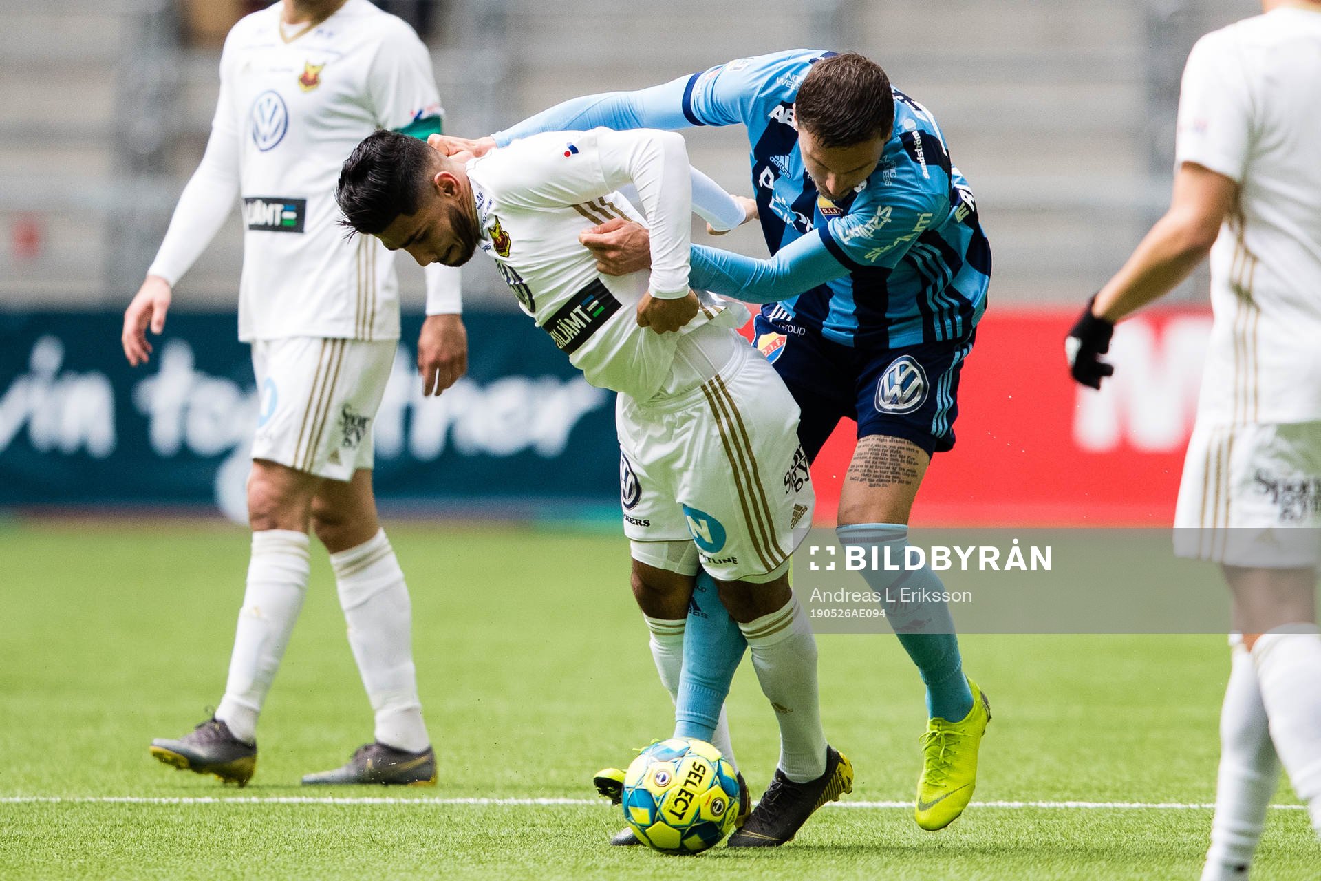 Östersunds Hosam Aiesh i kamp om bollen med Djurgårdens