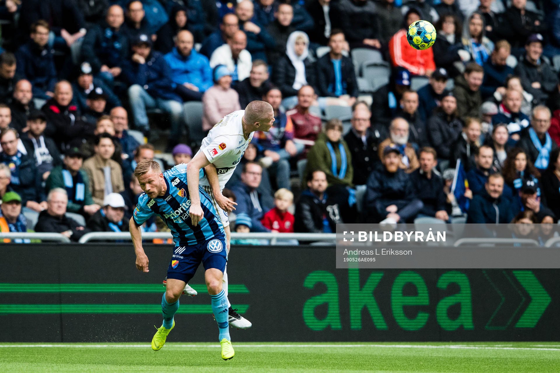 Djurgårdens Nicklas Bärkroth i kamp om bollen med