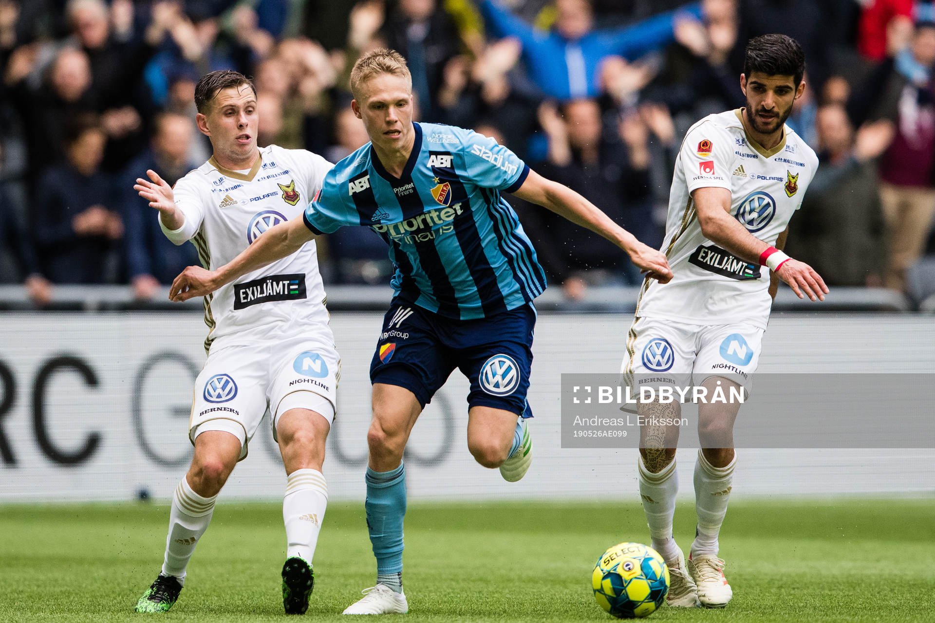 Djurgårdens Jonathan Augustinsson tar sig förbi