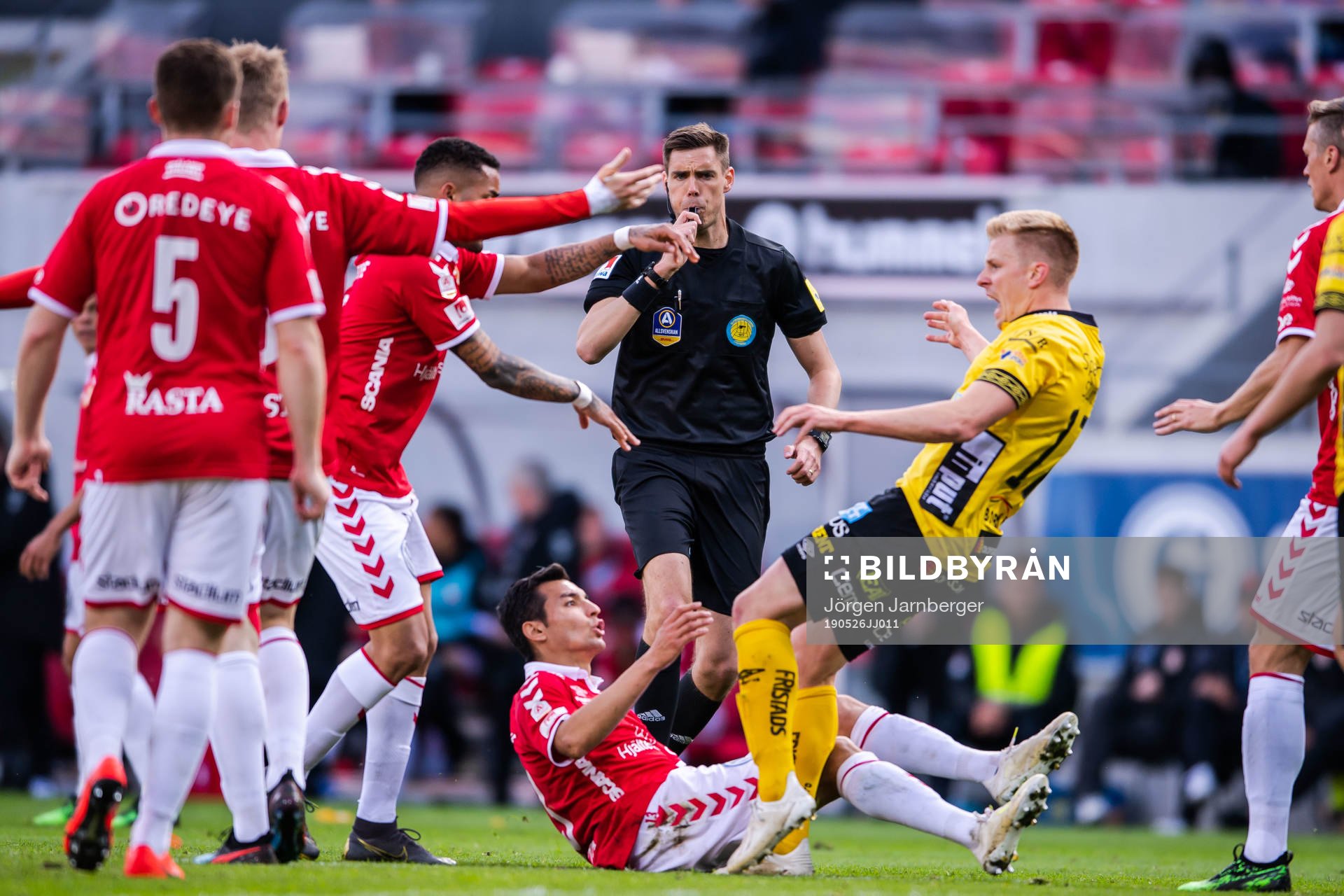 Kalmars Emaxwell Souza de Lima i gruff med Elfsborgs Per