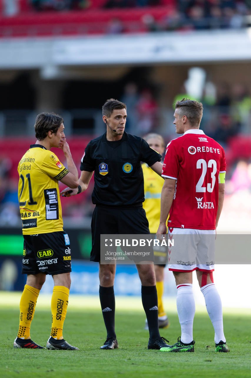 Domare Magnus Lindgren diskuterar med Elfsborgs Jonathan