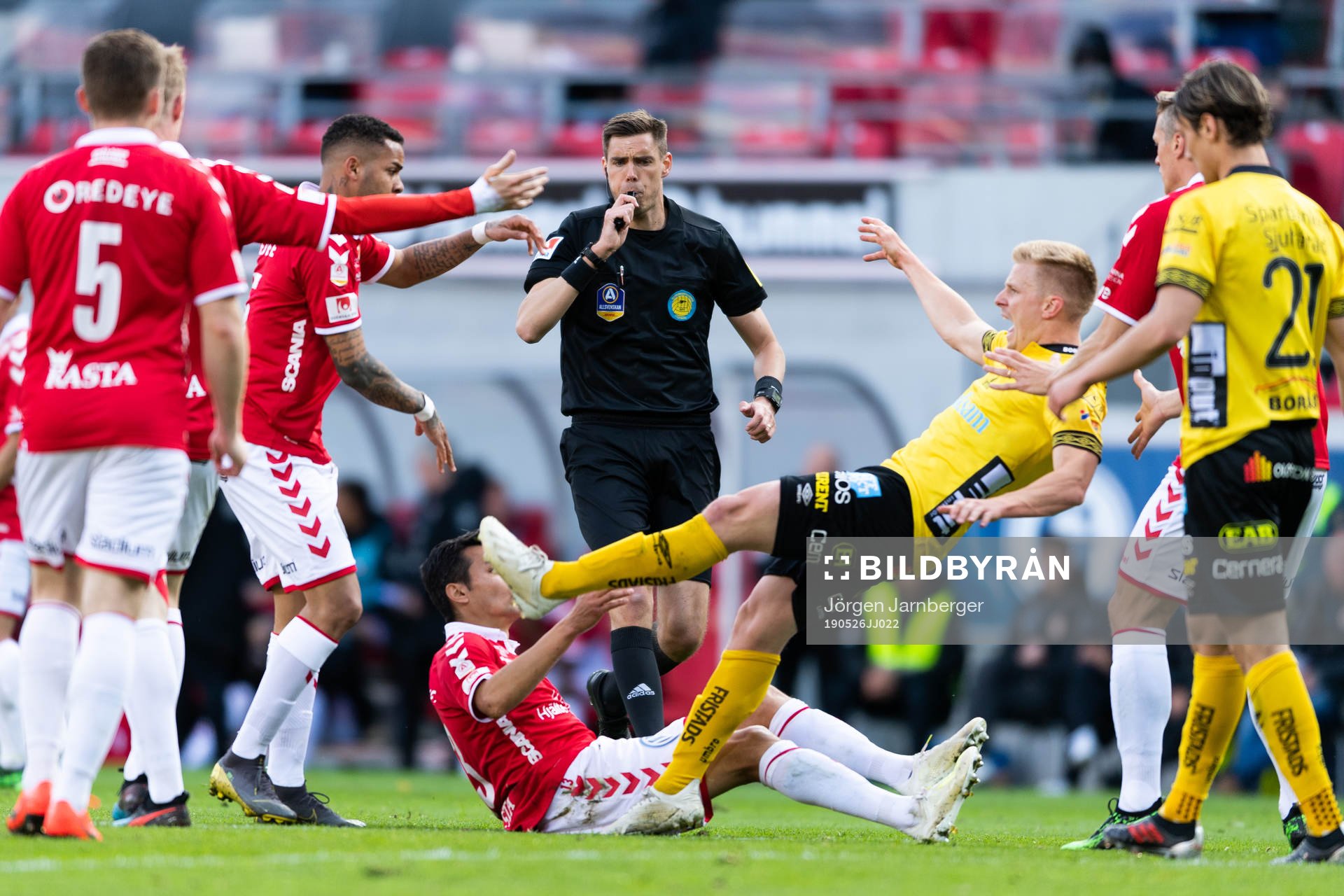 Domare Magnus Lindgren med pipa i munnen