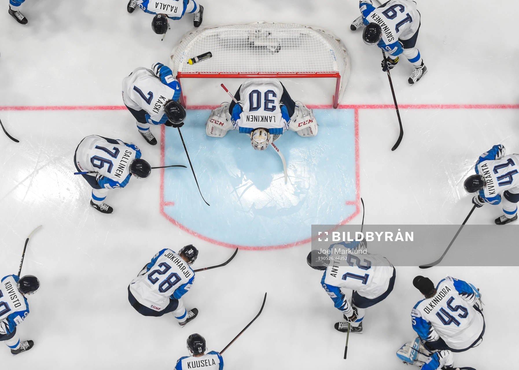 Players of Finland gathers around goaltender Kevin Lankinen
