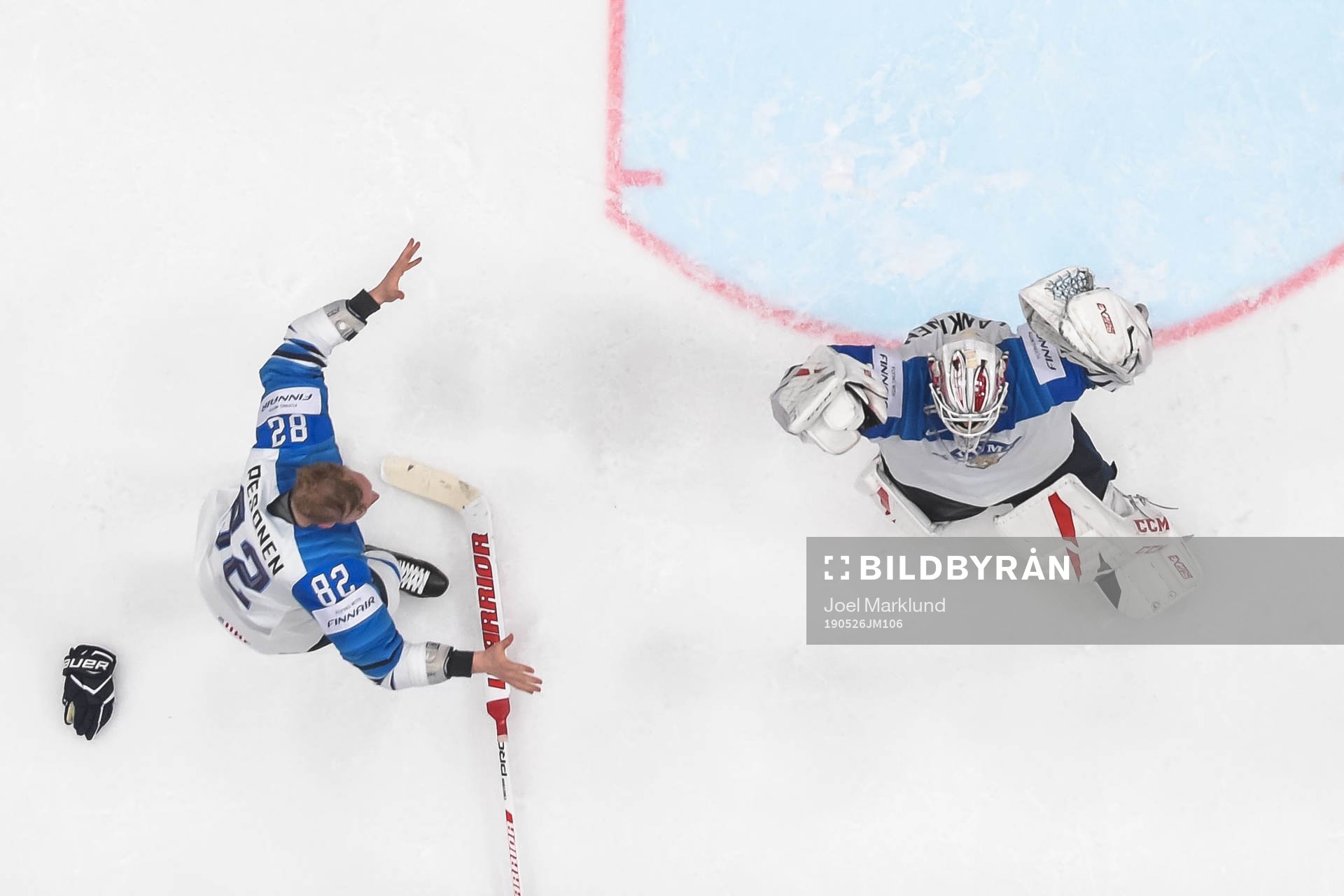 Harri Pesonen and goaltender Kevin Lankinen of Finland